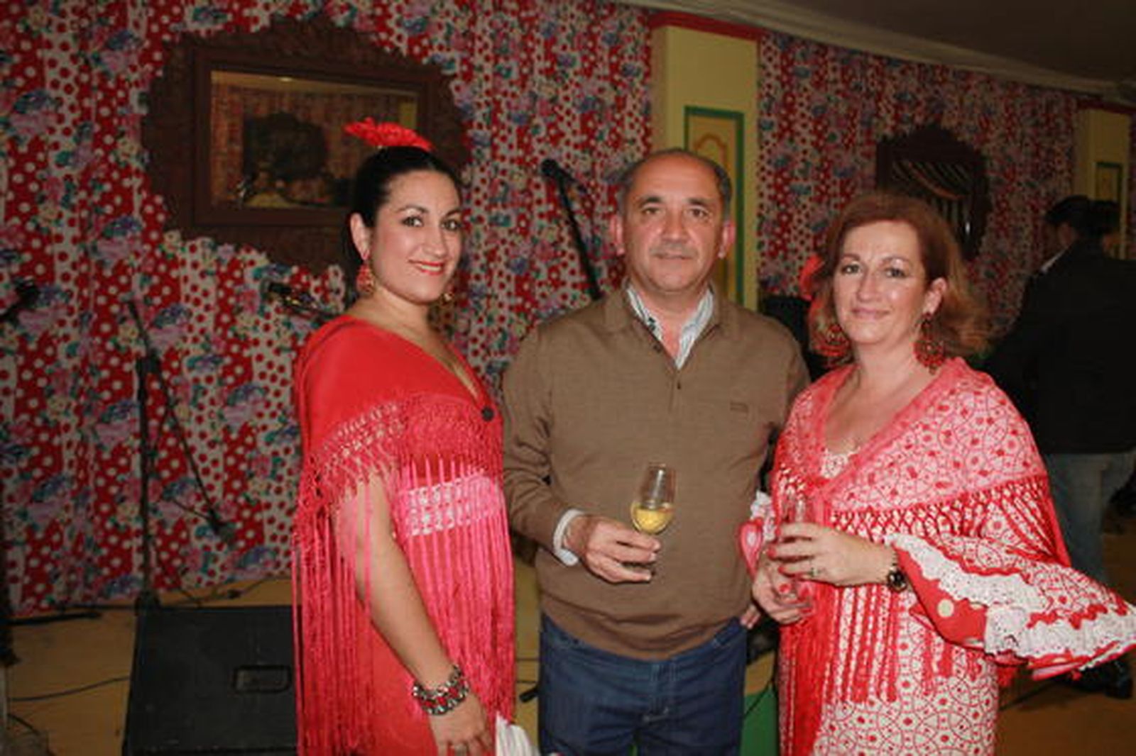 Antonio García Aguilar, delegado de la empresa Halcourier en la provincia de Cádiz, con su esposa Ana Palomares y su hija Ana.

Foto: Fito Carreto