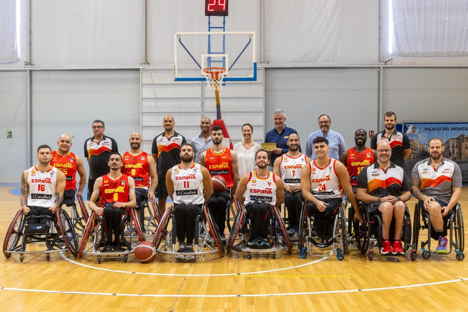 La selección española, con los jerezanos Abraham Carrión como técnico y los hermanos Zarzuela.