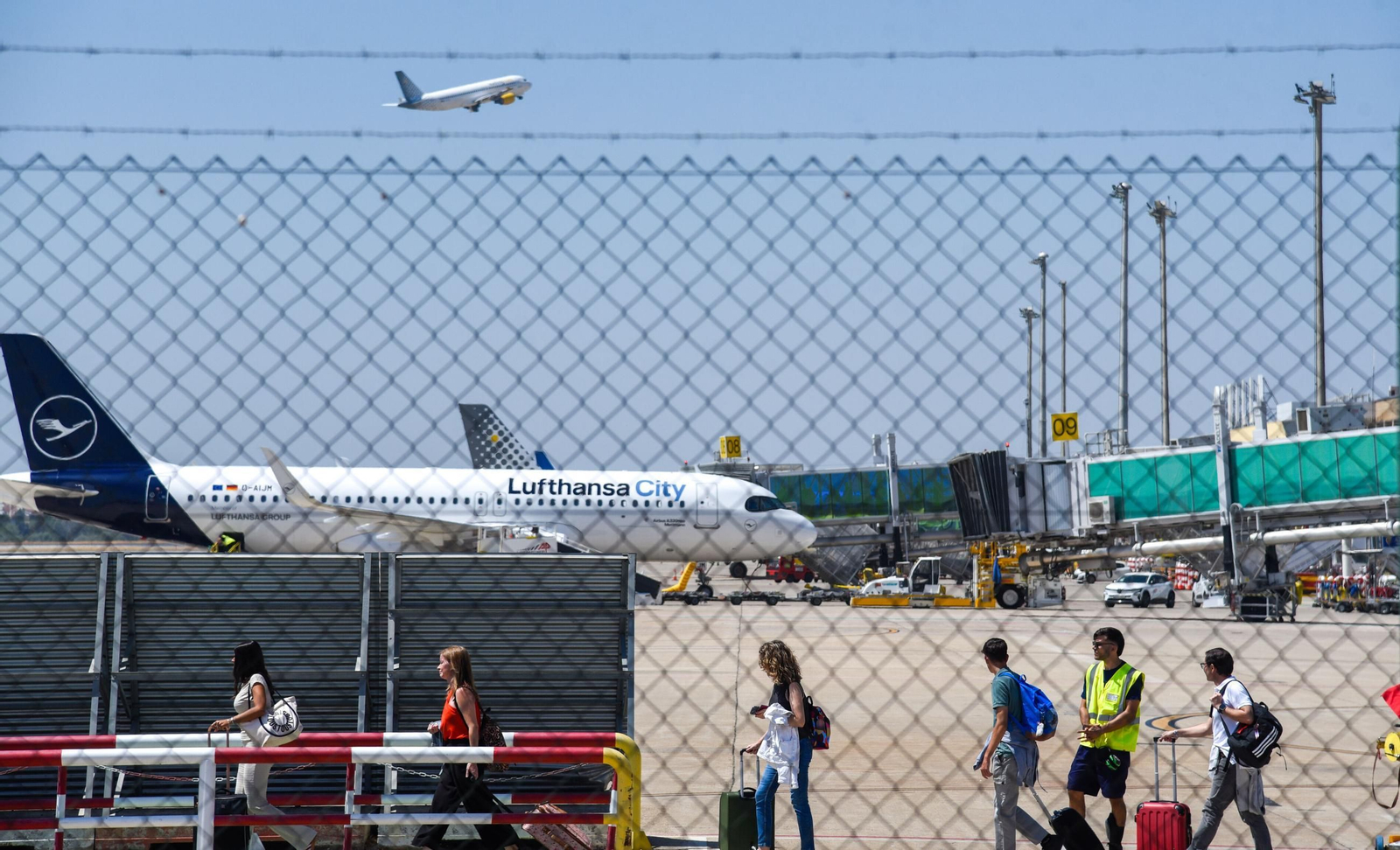 Pasajeros salen de la pista del aeropuerto de Sevilla