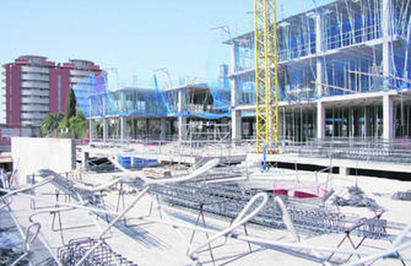 Obras de la Clínica Santa Ángela de la Cruz en la avenida de Jerez, en Bellavista.