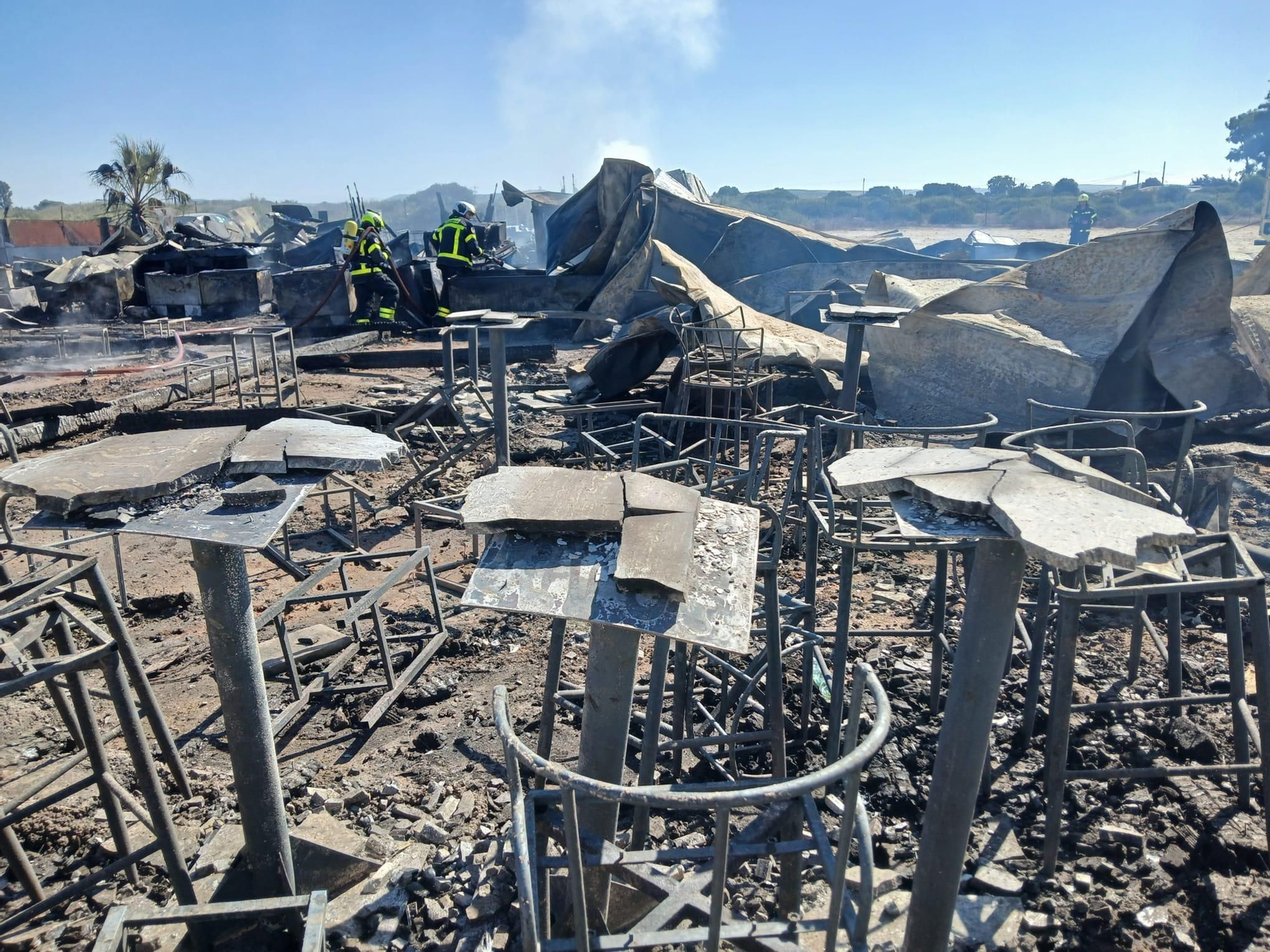 Las imágenes del incendio del chiringuito El Arenal de El Palmar