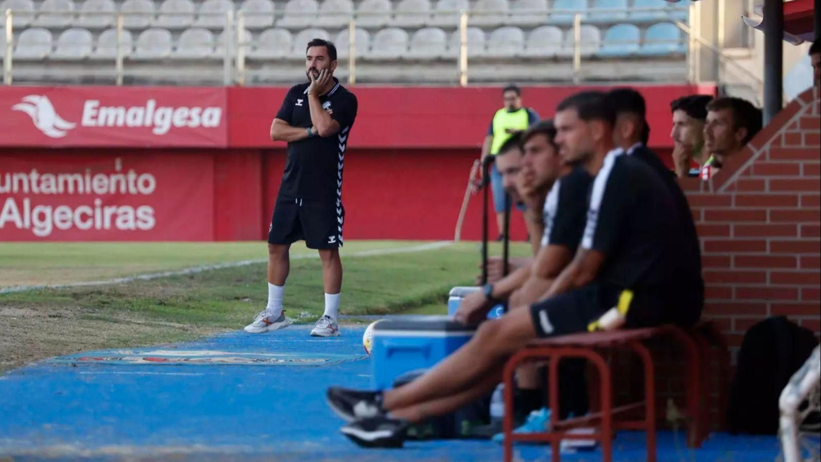 Antonio Fernández sigue el juego pensativo en la banda del Nuevo Mirador en el partido ante el Algeciras.