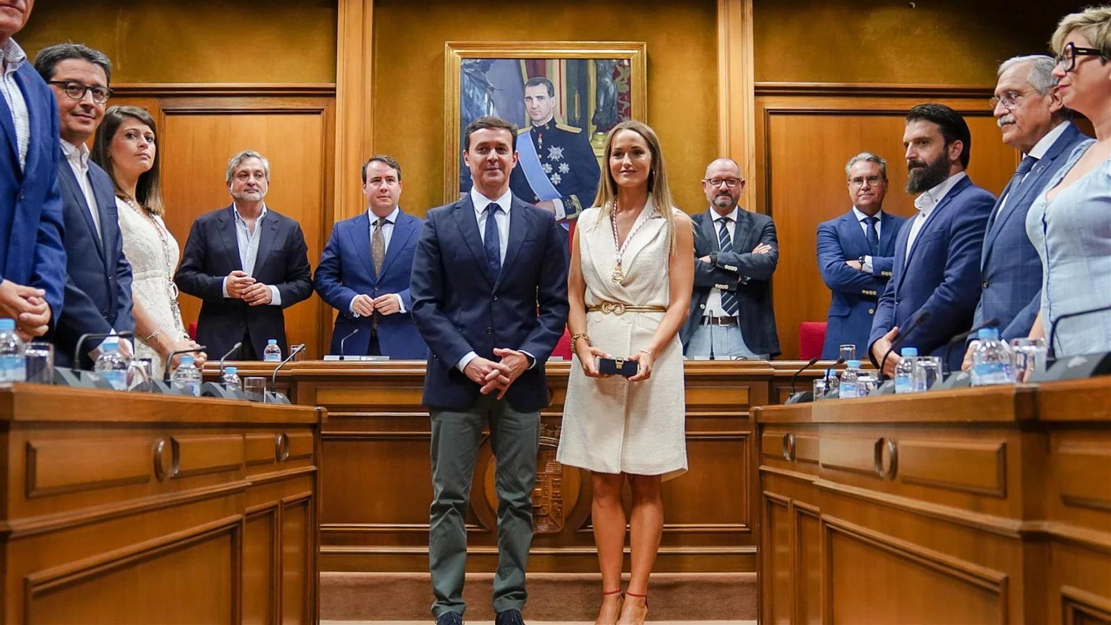 Javier Aureliano junto a María Dolores Cruz en su toma de posesión como diputada en septiembre de 2022.