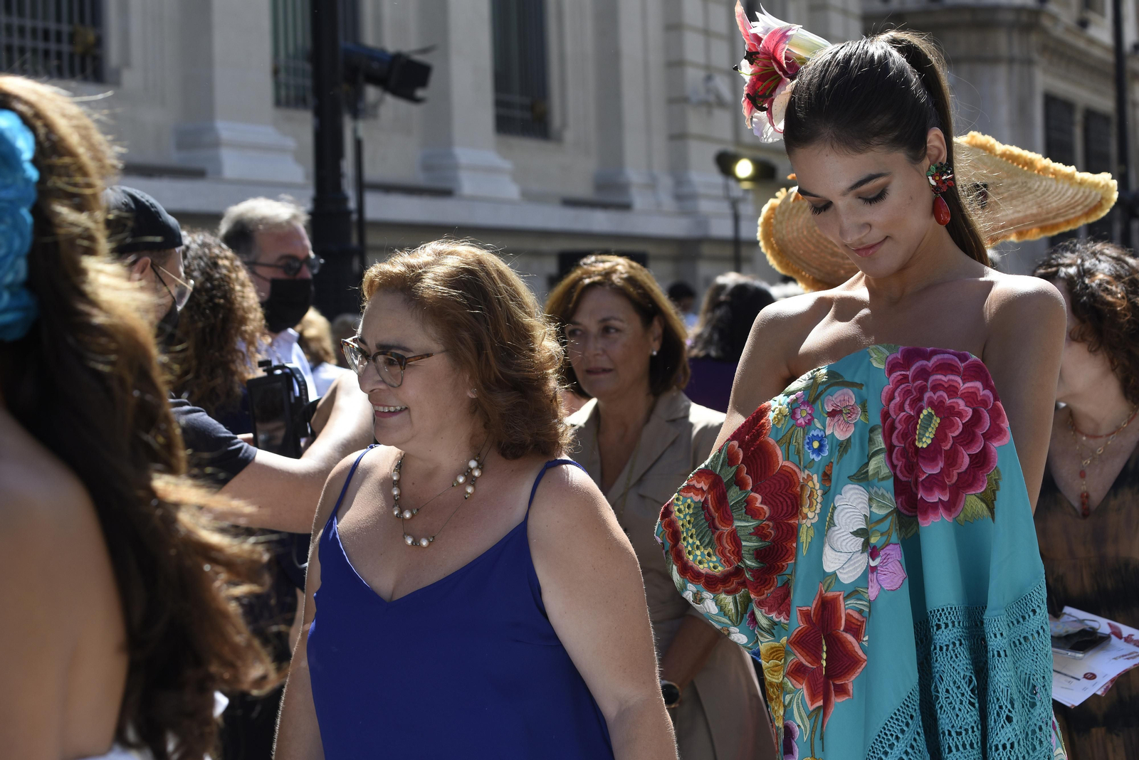 El desfile de moda flamenca de la Avenida de la Constitución, en imágenes
