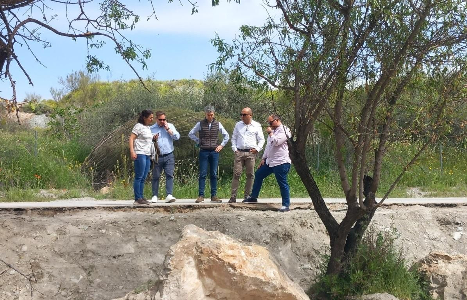 Visita a las obras que se están ejecutando en los caminos rurales de Macael.