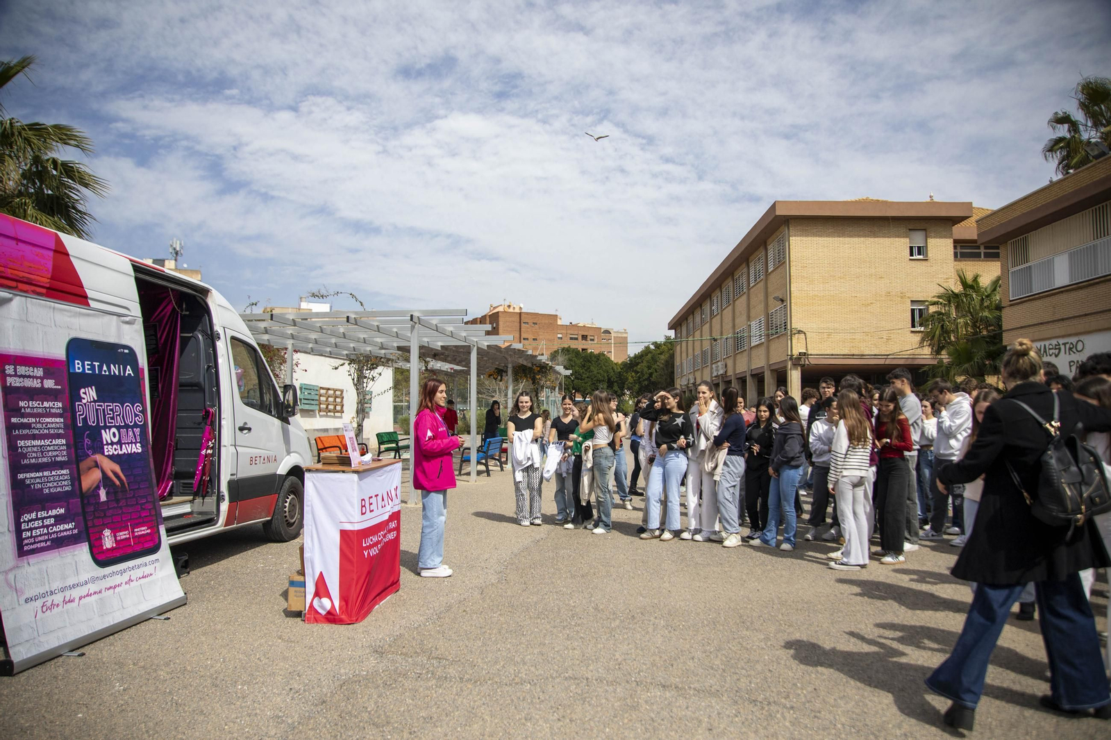 Sensibilización sobre la trata de mujeres en el IES Maestro Padilla de Almería, en imágenes