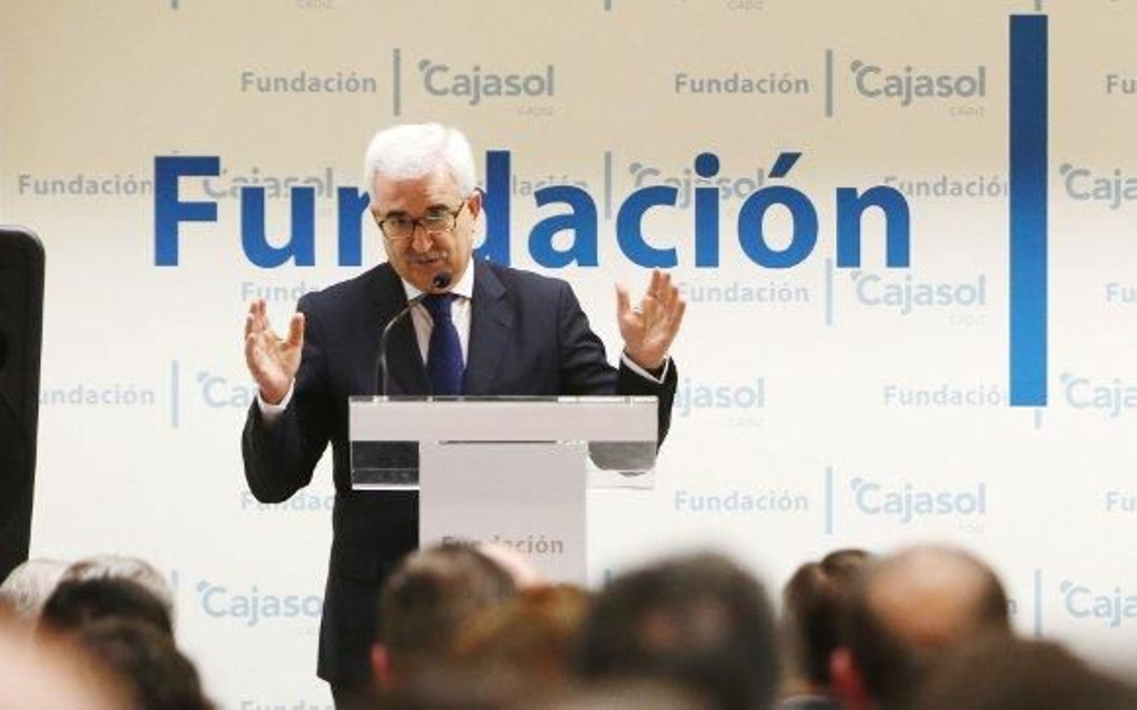 Manuel Jiménez Barrios presentando a Irene García.

Foto: Lourdes de Vicente