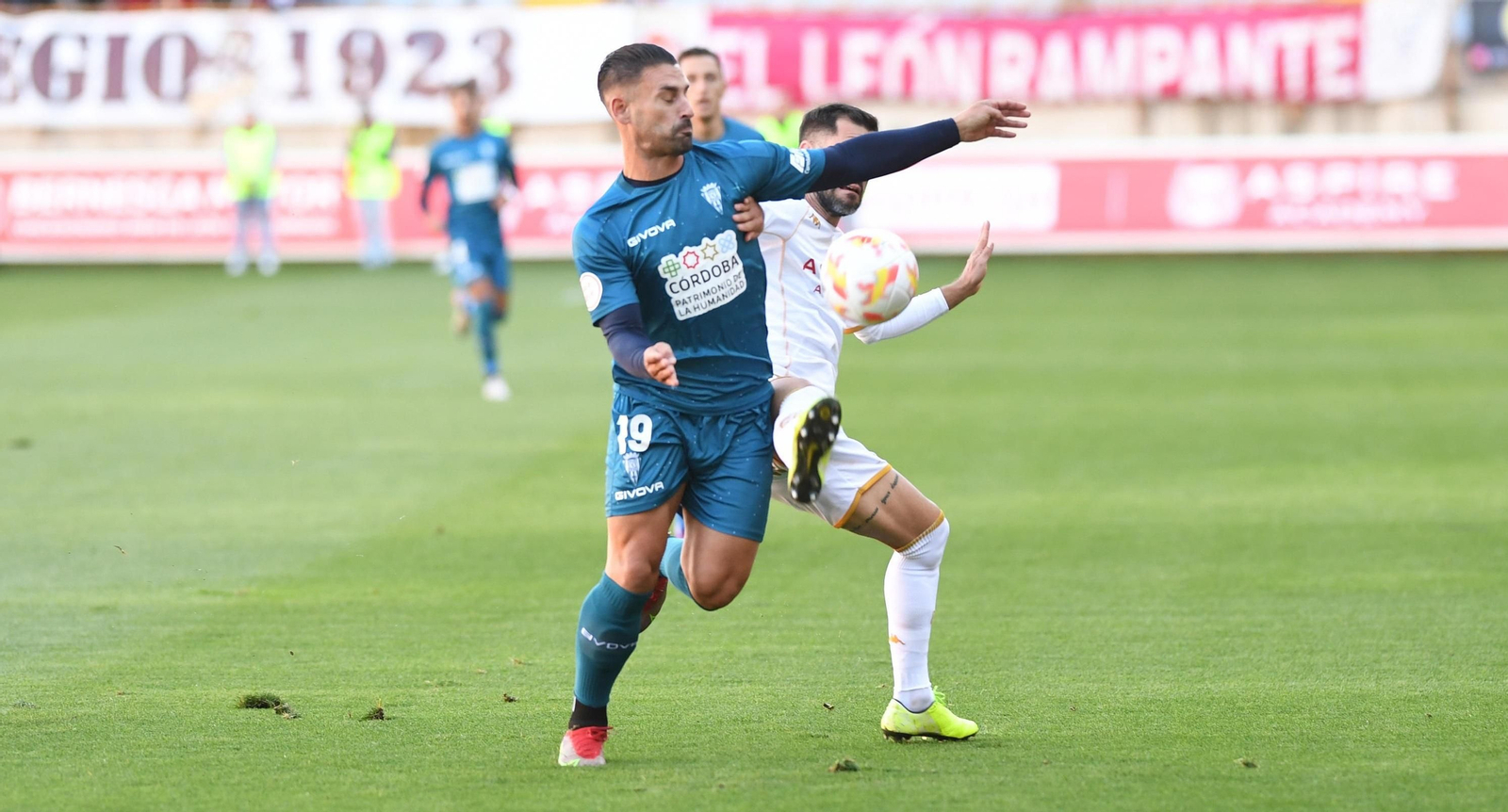 Kike Márquez es presionado por un rival.