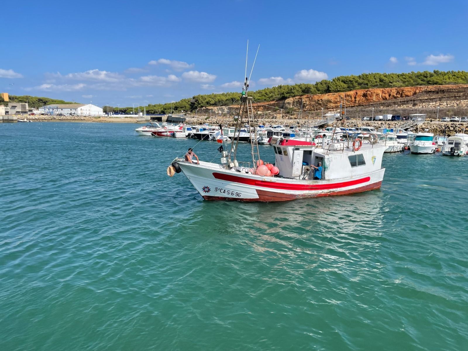 Un barco sale a faenar en la costa gaditana.