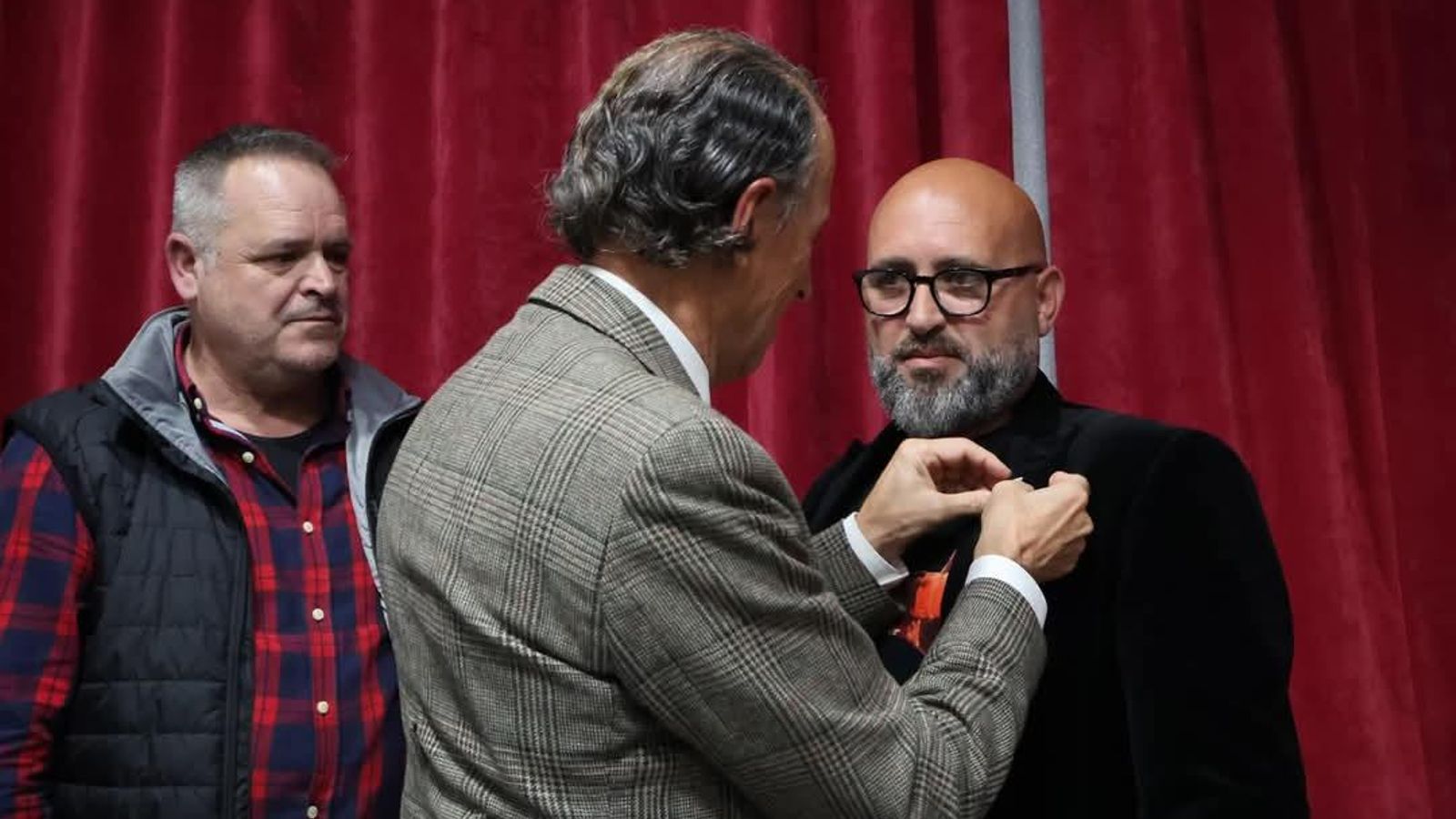 El alcalde impone el Langostino de Plata a Jesús Ramos 'Chua'.