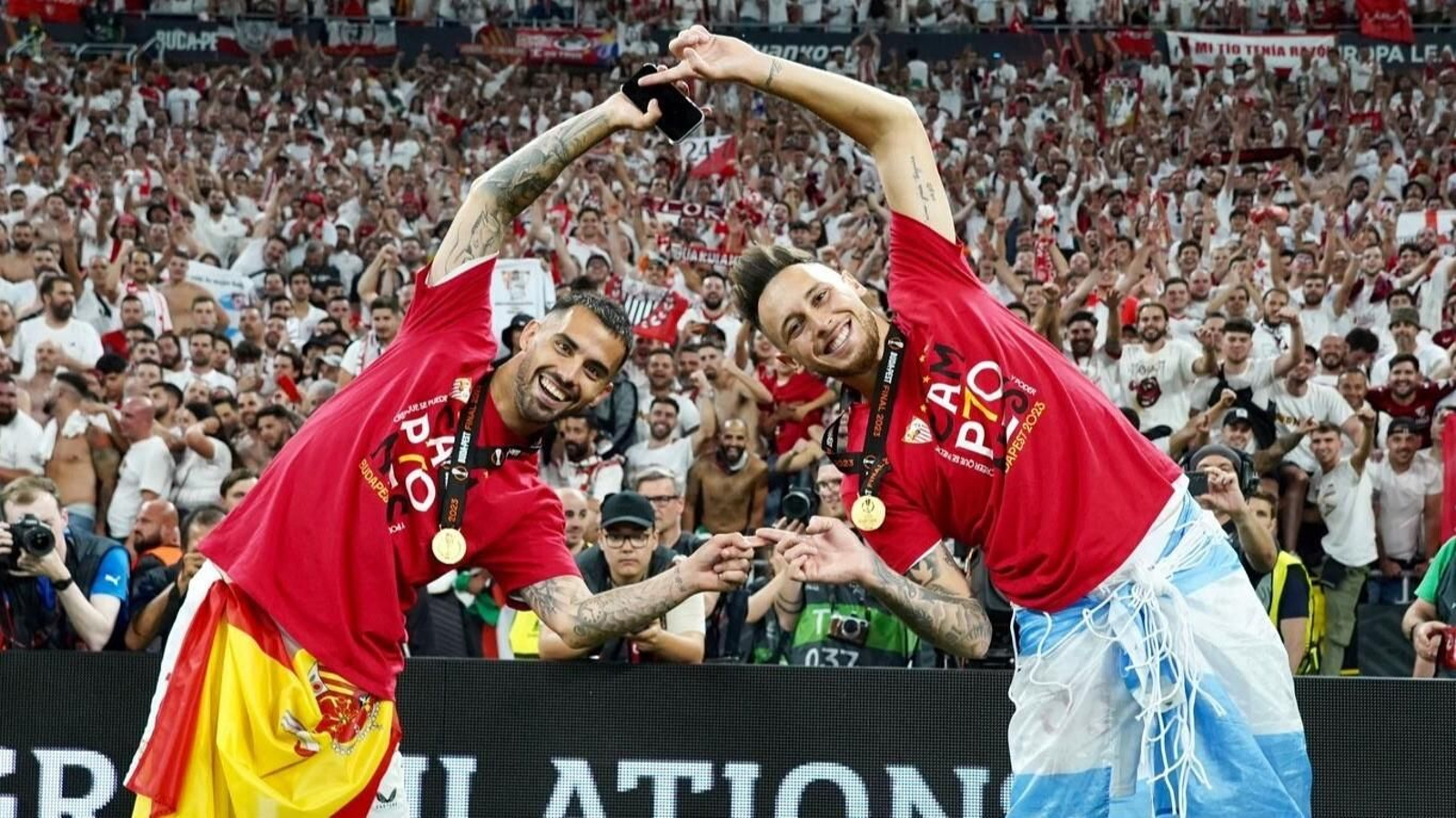 Lucas Ocampos celebra, junto a Suso, la Europa League de Budapest con el famoso gesto de 'Bola de Dragón'