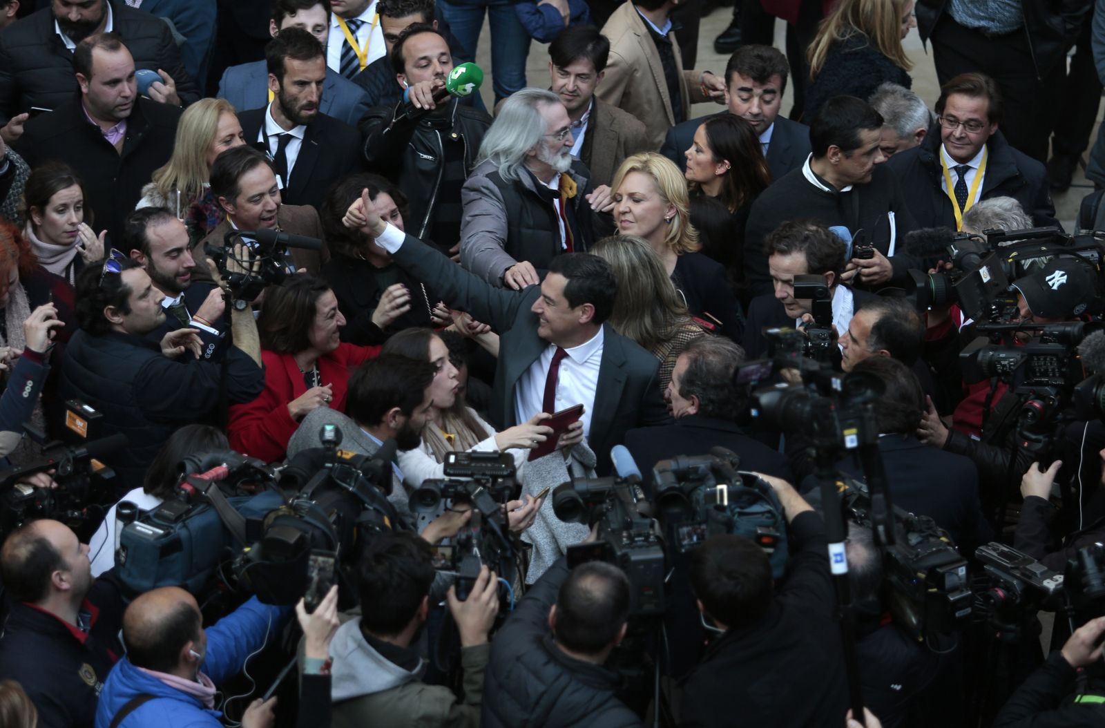 Juanma Moreno saluda a los asistentes a su Pleno de investidura, el 16 de enero de 2019