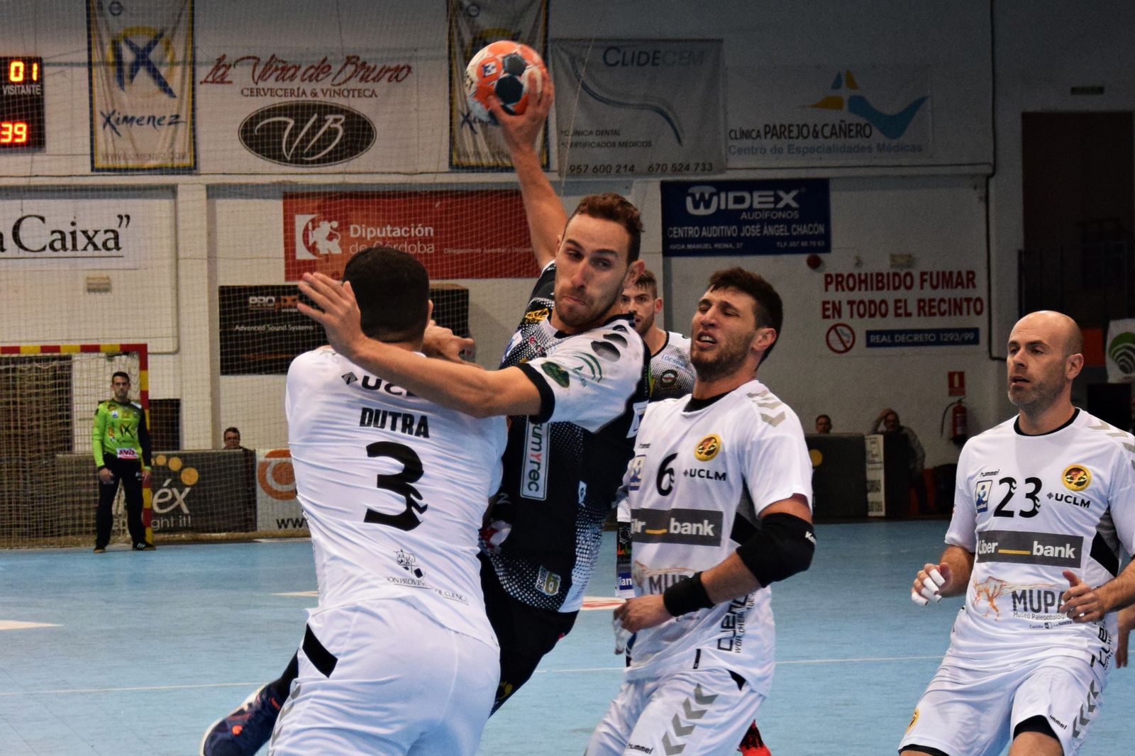 Sergio Barros trata de penetrar sobre la defensa del Cuenca.