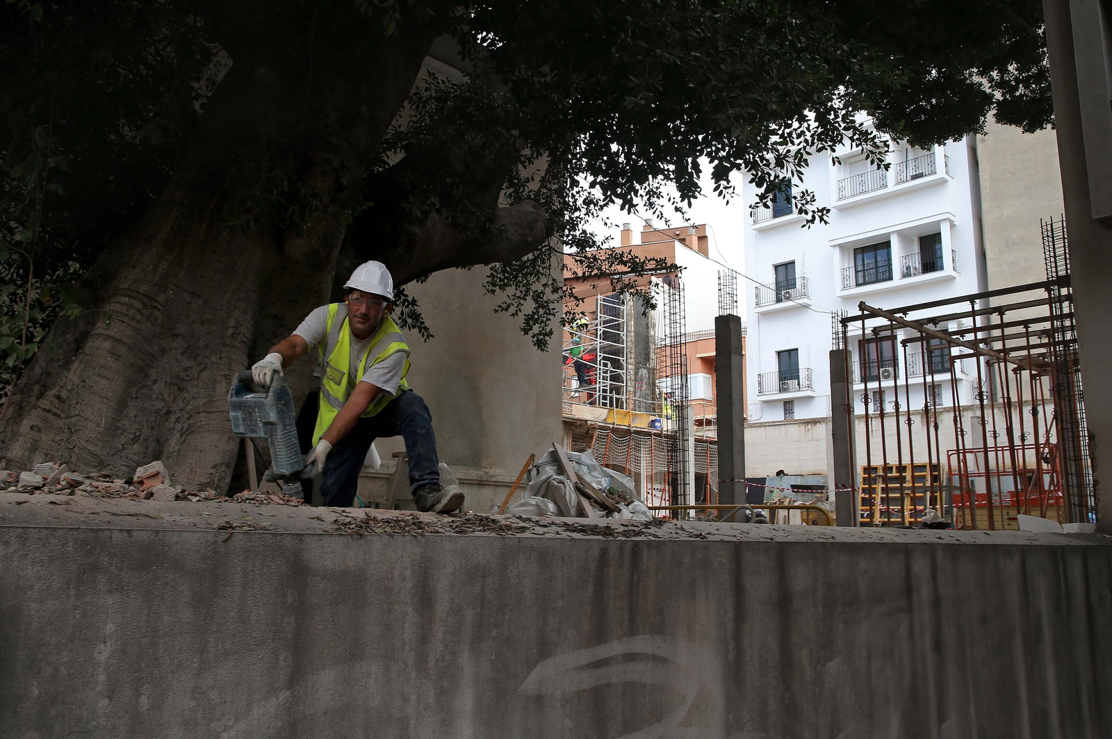 Fotos de las obras en el centro de interpretación 'Paco de Lucía' y en la fábrica de salazón de Algeciras