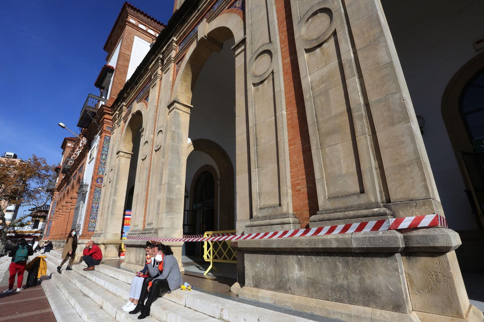 Imagen de la estación de trenes de Jerez, con parte de su fachada acotada desde hace casi tres años.