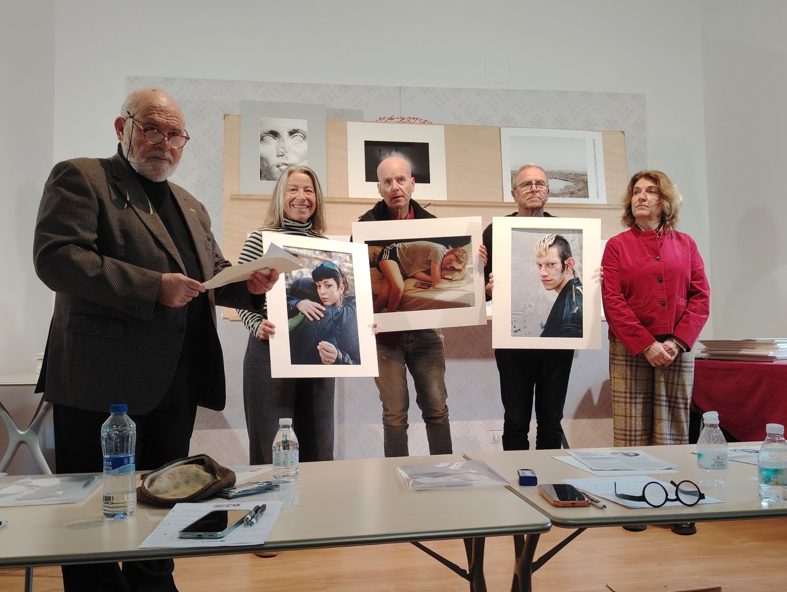 El jurado, con las obras del madrileño Jesús Umbría Brito, ganador del Premio Mezquita.