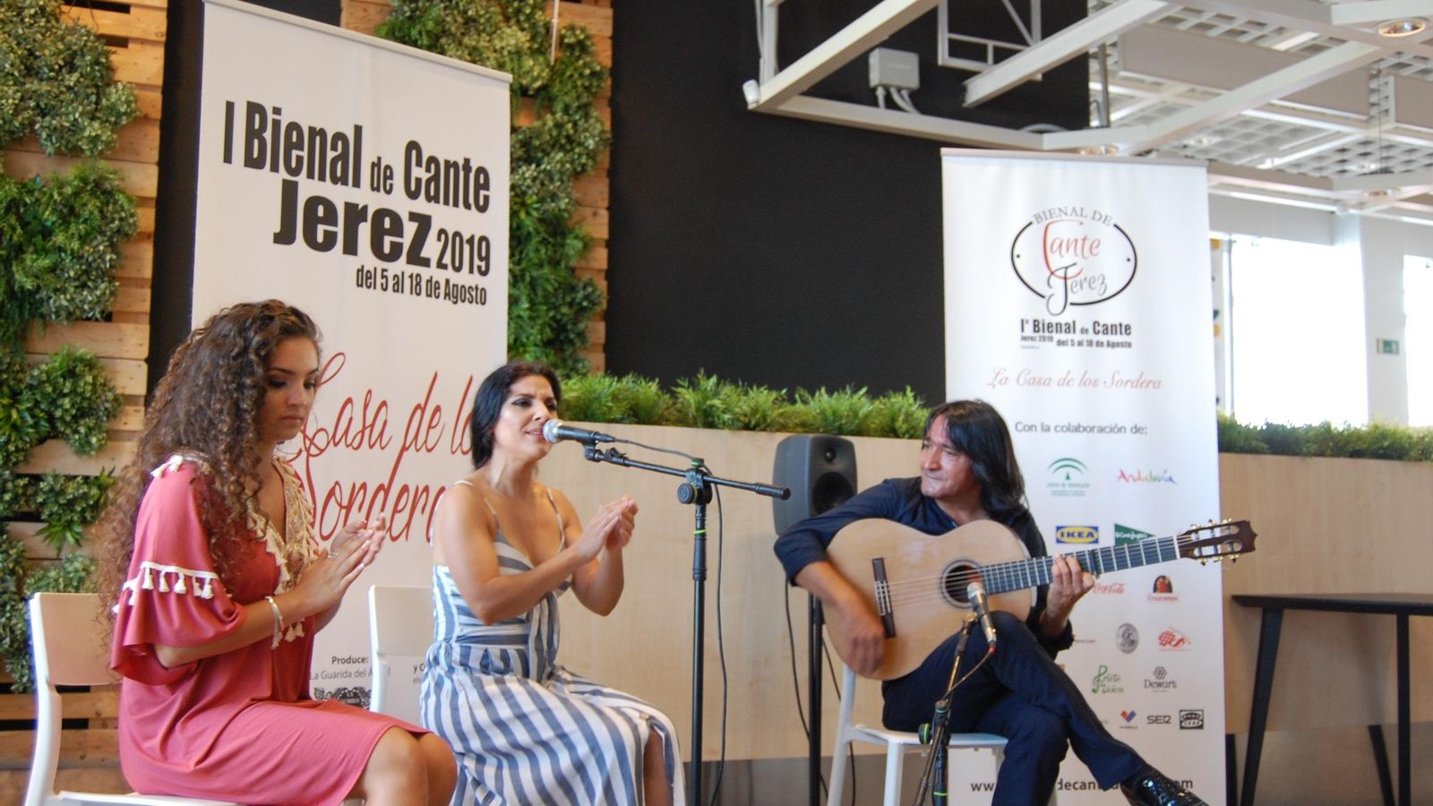 Un momento de la actuación en Ikea Jerez.