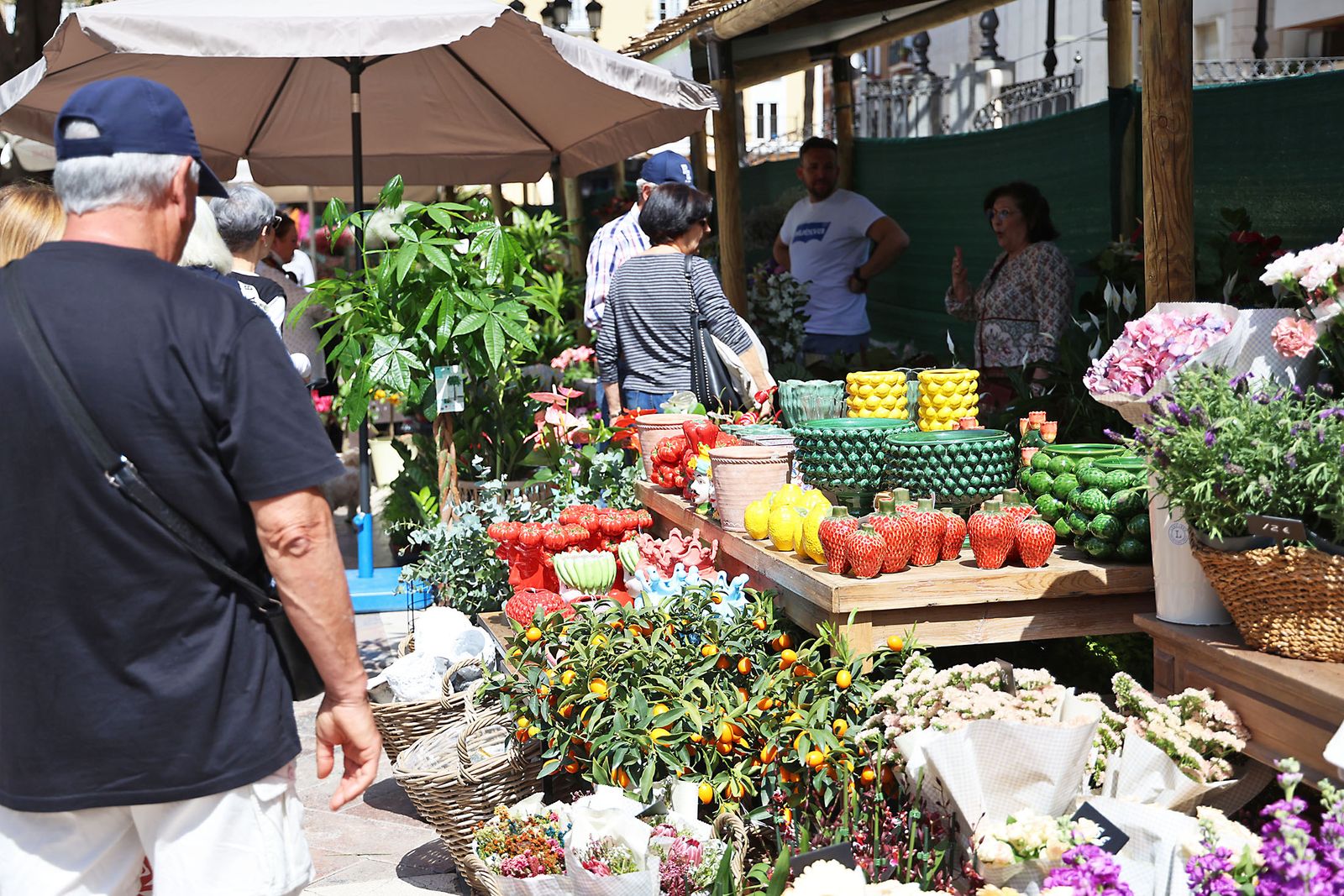 Imágenes del mercado floral ubicado en la Plaza de las Monjas de Huelva