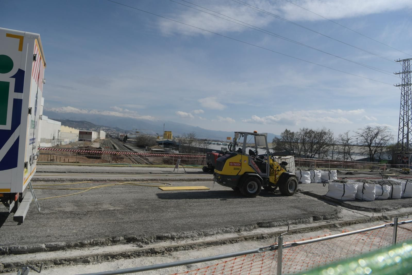 Imagen de la obra en el puente del Paseo de Colón de Albolote