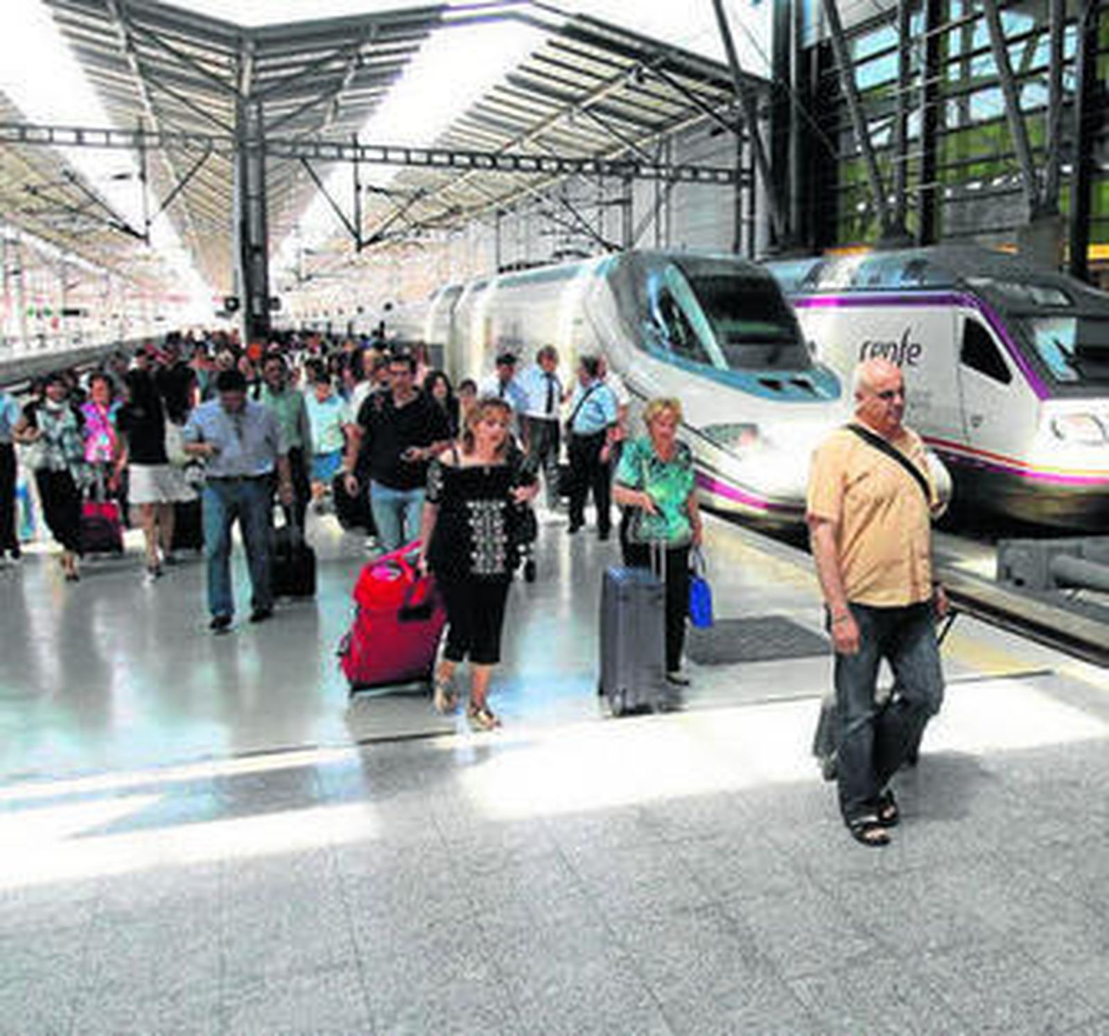 Viajeros en el AVE en Málaga.
