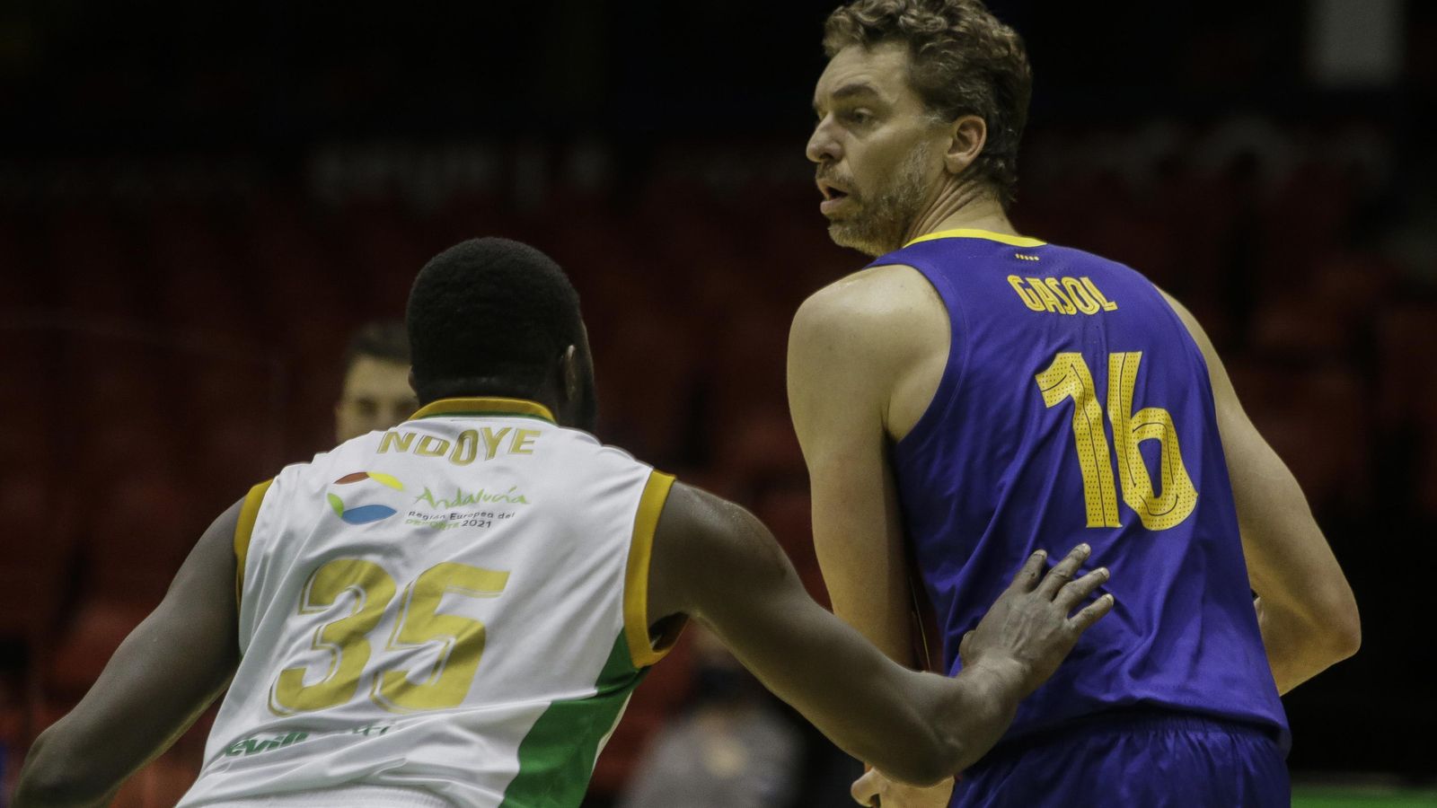 Ndoye defiende a Pau Gasol.