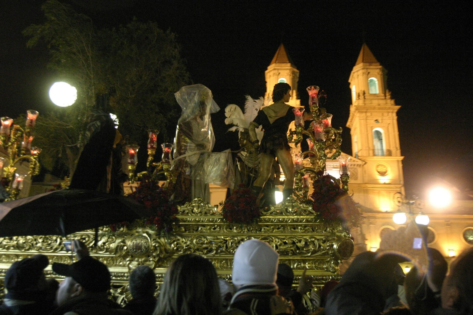 El paso del Prendimiento, con el Cristo cubierto con plásticos, por la plaza de San Antonio el Lunes Santo de 2007