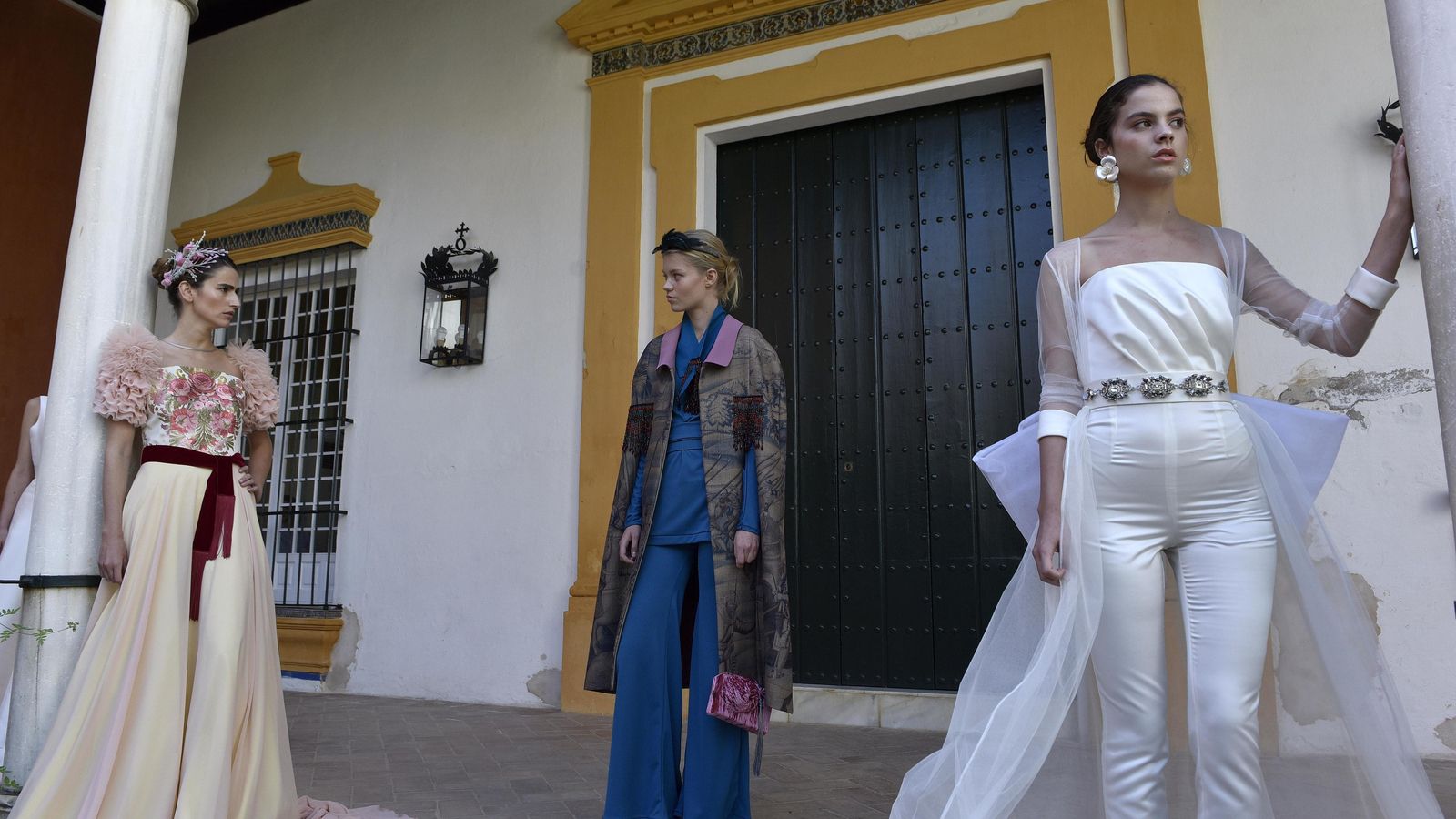 Novia con pantalón y vestido rosa con flores, en la presentación de SIQ 2018.