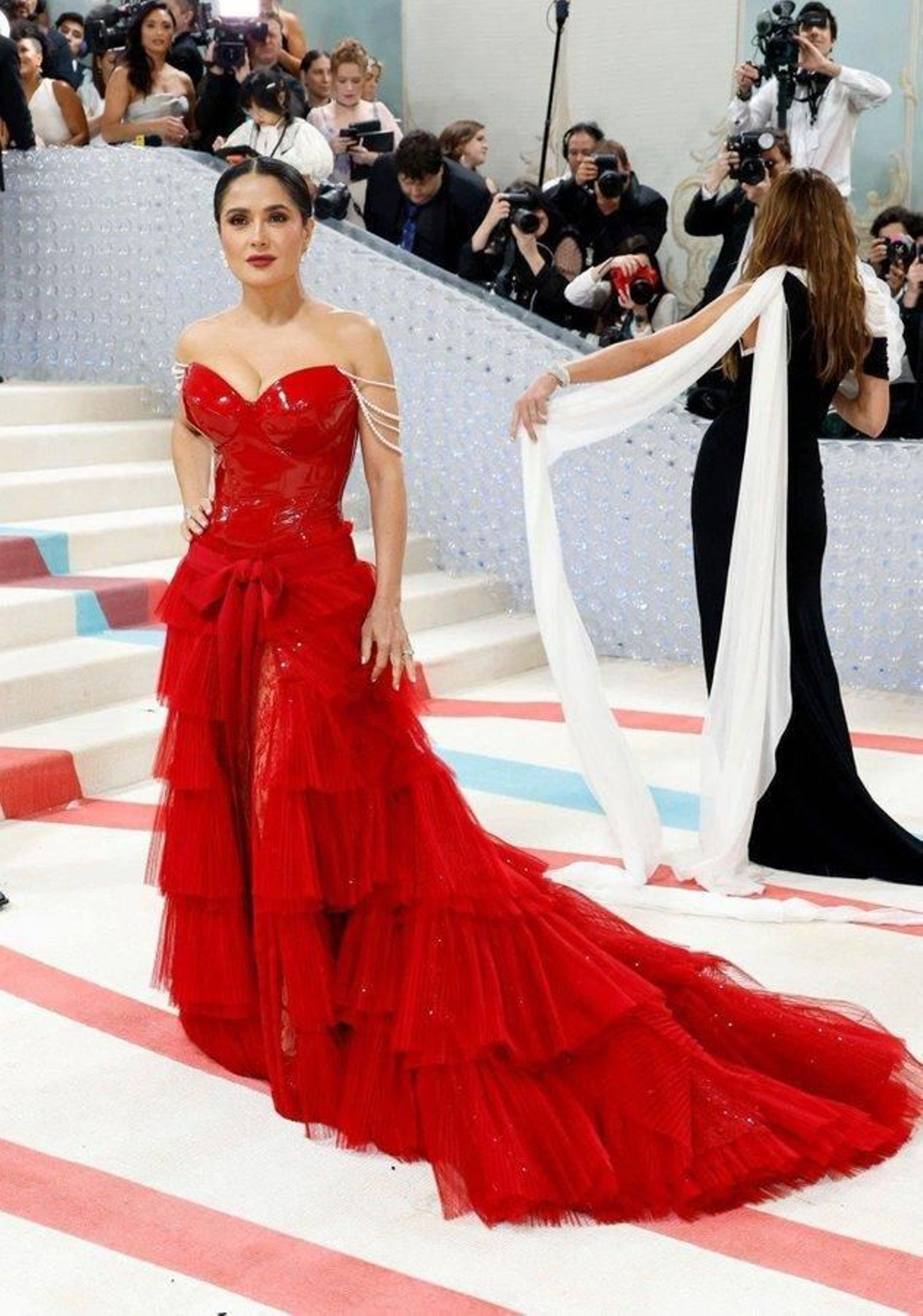 Salma Hayek, embajadora de Gucci, de rojo espectacular