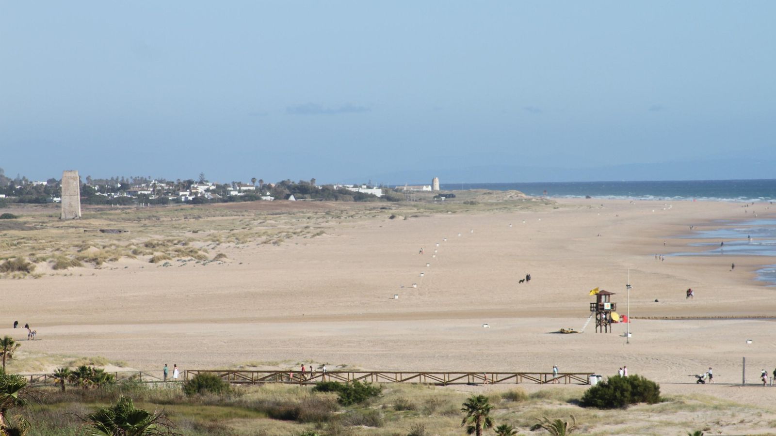 La Torre de Castilnovo y la de Torrenueva desde la playa.