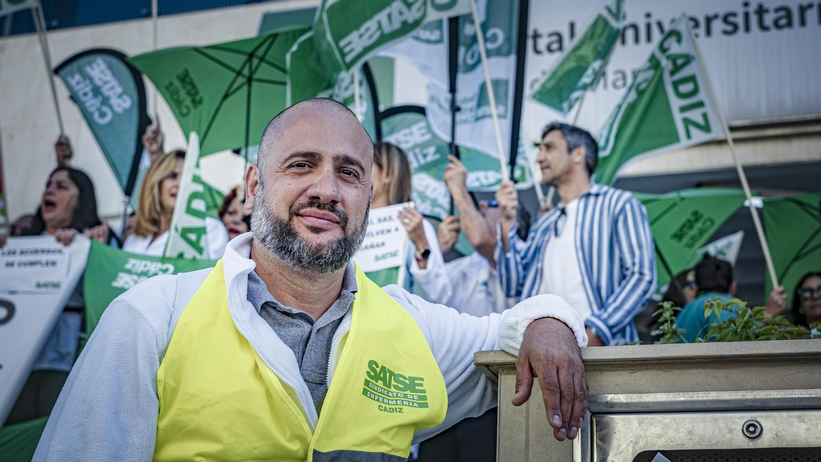 Joaquín Arroyo, matrón y delegado sindical de SATSE, en una reciente concentración en el hospital Puerta de Mar. Joaquín Arroyo, matrón y delegado sindical de SATSE, en una reciente concentración en el hospital Puerta de Mar.
