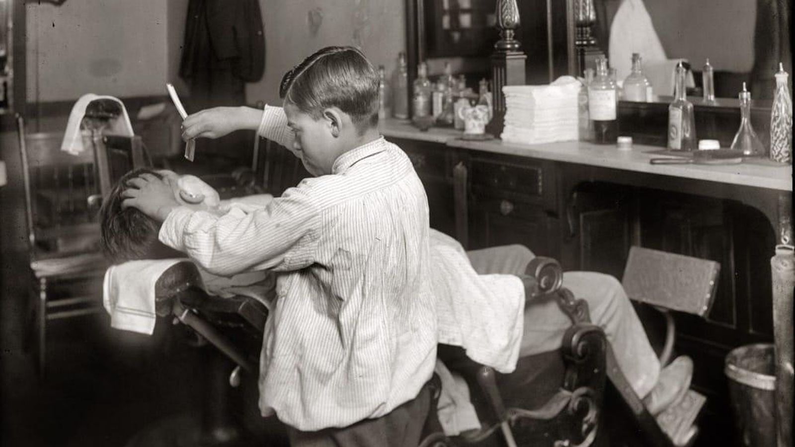 Un joven barbero iniciándose en el oficio.
