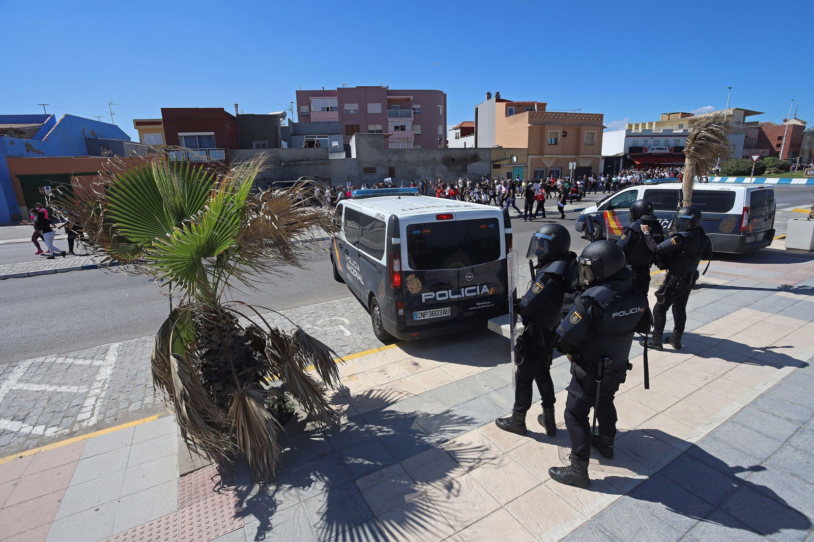 Policías nacionales, en la Atunara durante los días negros del pasado mes de mayo.