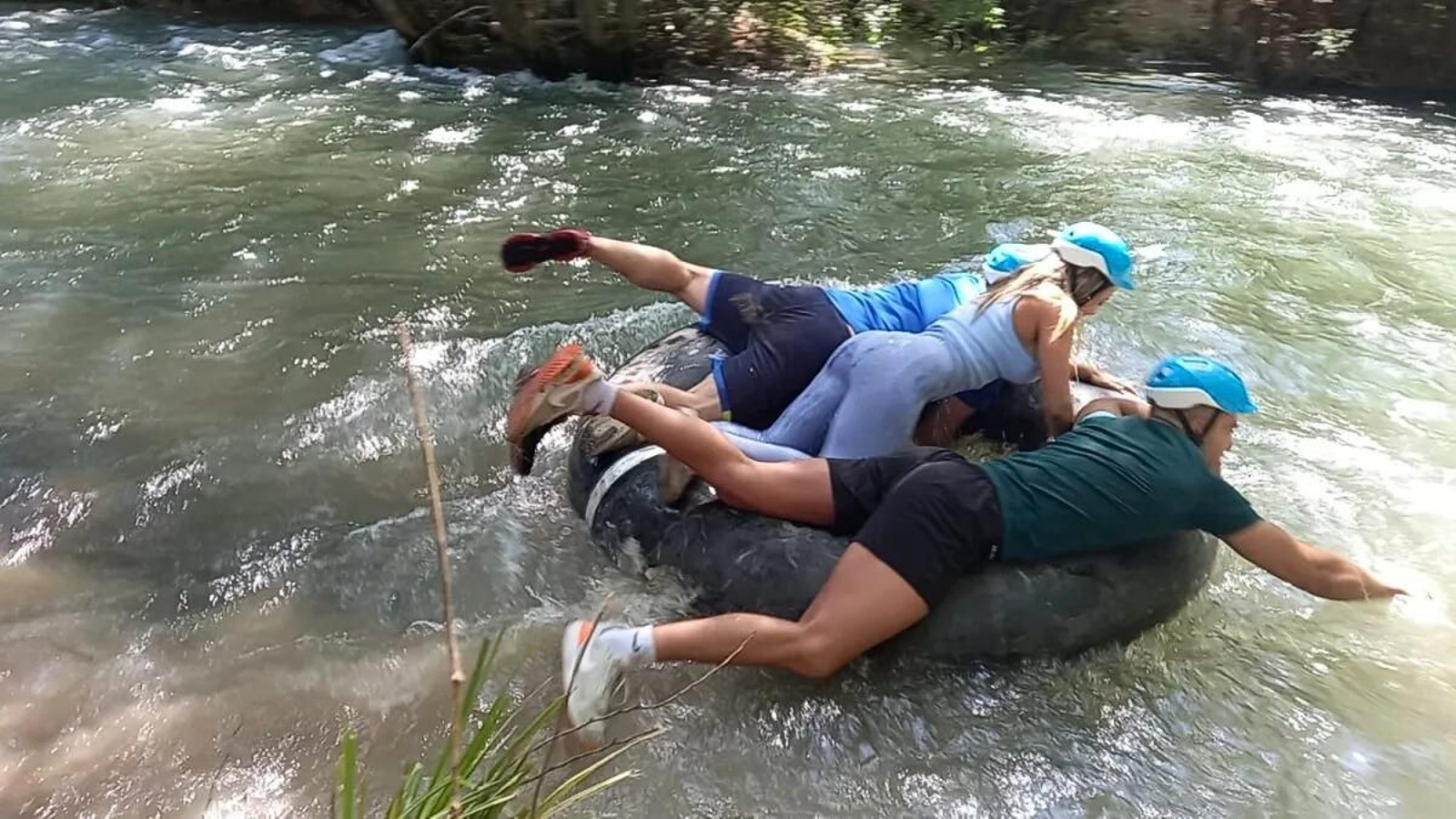 La seguridad es muy importante, por lo que se recomienda el uso de casco para esta experiencia por el río Guadalquivir.