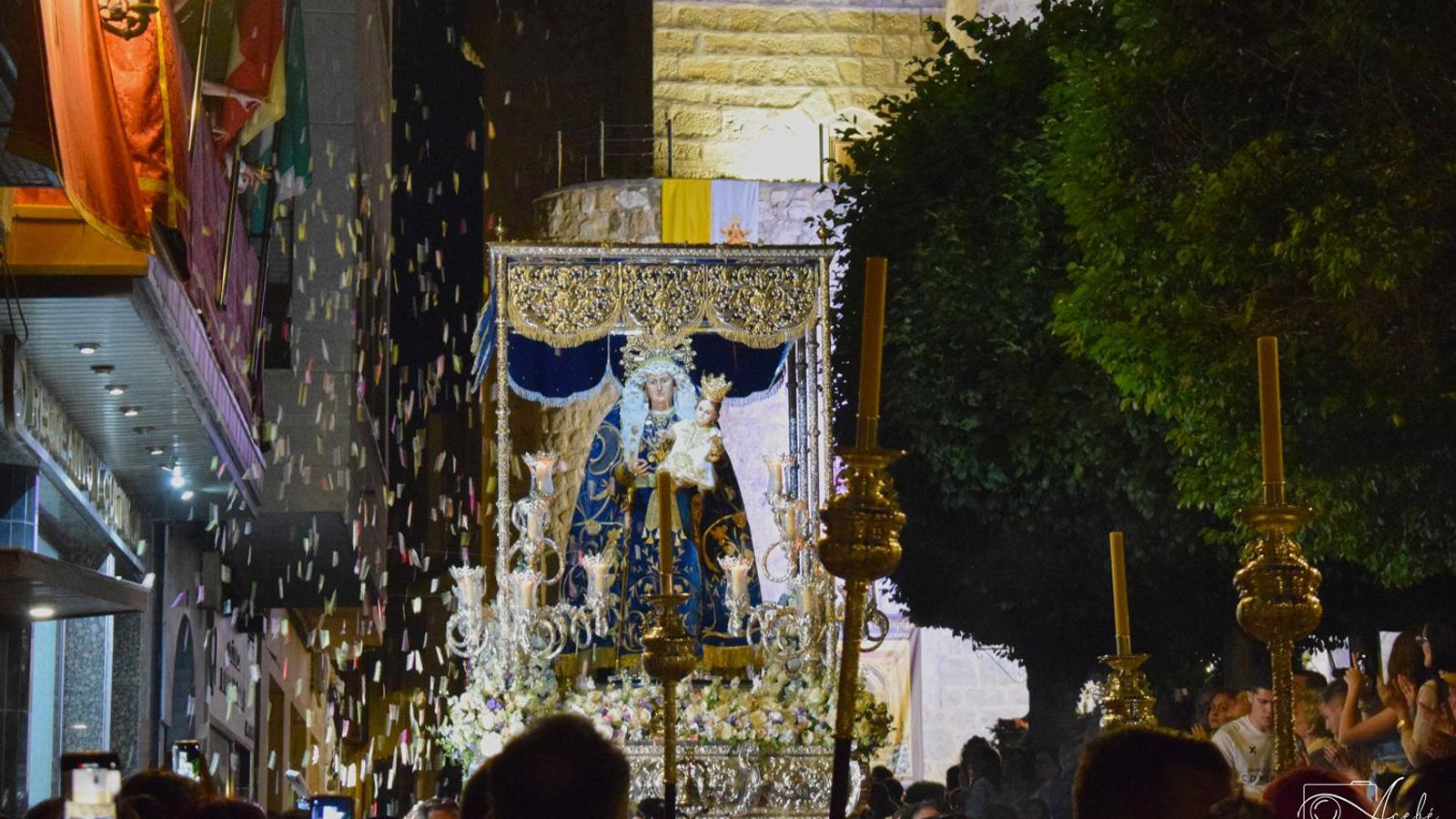 Las lluvias de pétalos se sucedieron durante toda la procesión.