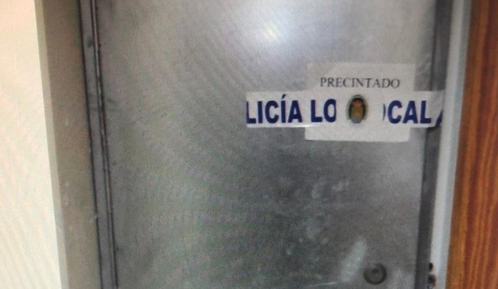 Puerta precintada por la Policía Local de El Ejido.