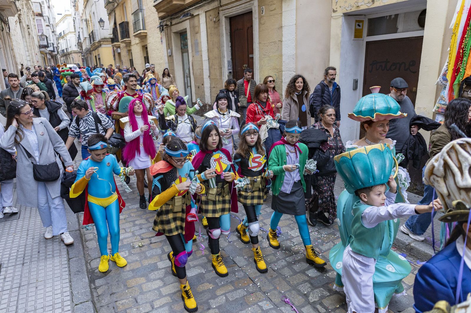 El Carnaval en la calle calienta motores: pregón infantil y concierto en San Antonio