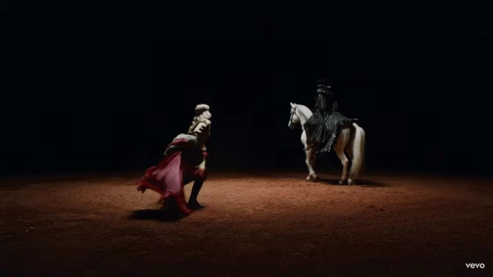 El batín de inspiración flamenca que luce Madonna en el videoclip