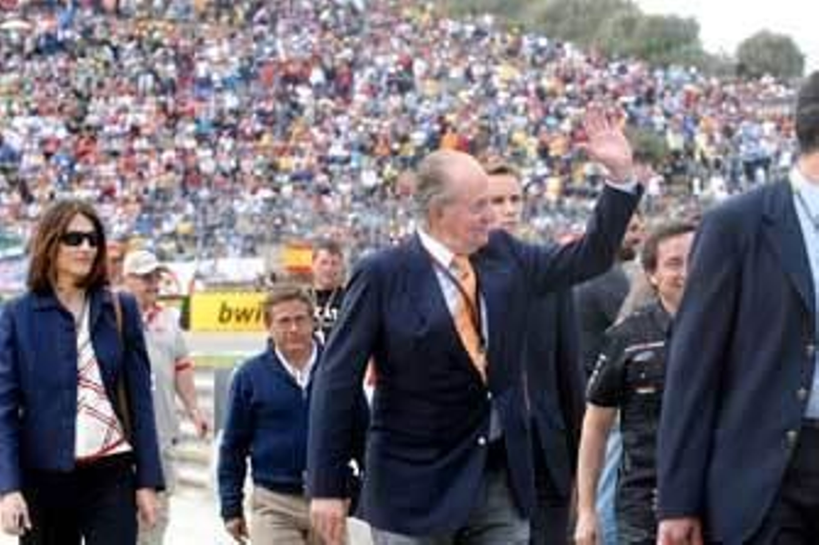El Rey Juan Carlos saluda al público asistente al Gran Premio de Jerez. /Manuel Aranda