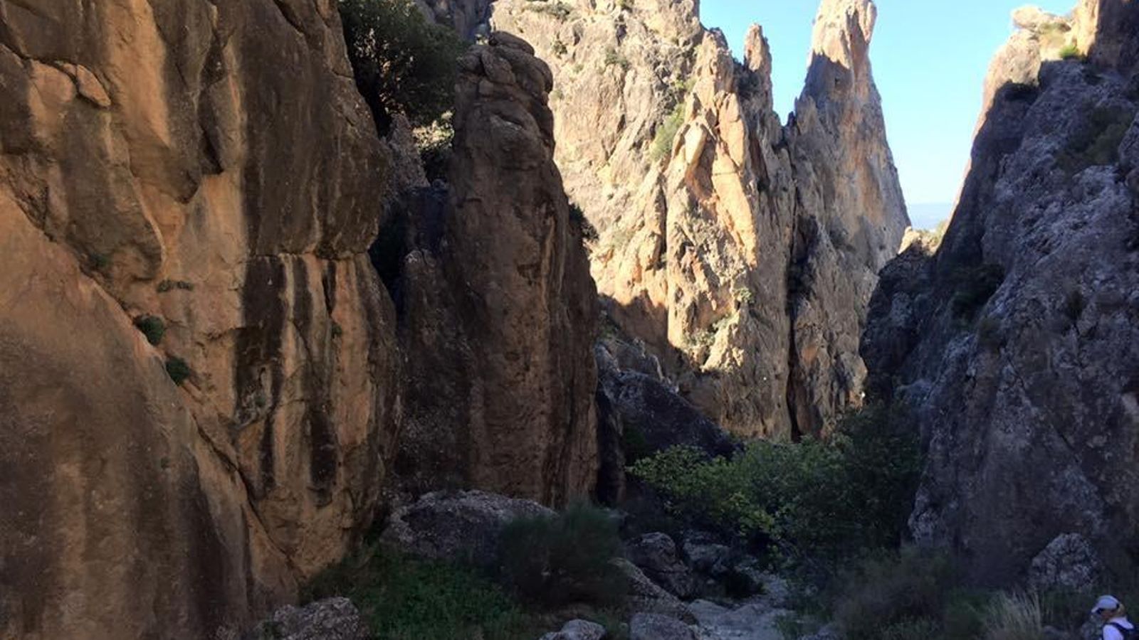 Esta ruta circular es de dificultad media y atraviesa varios barrancos.