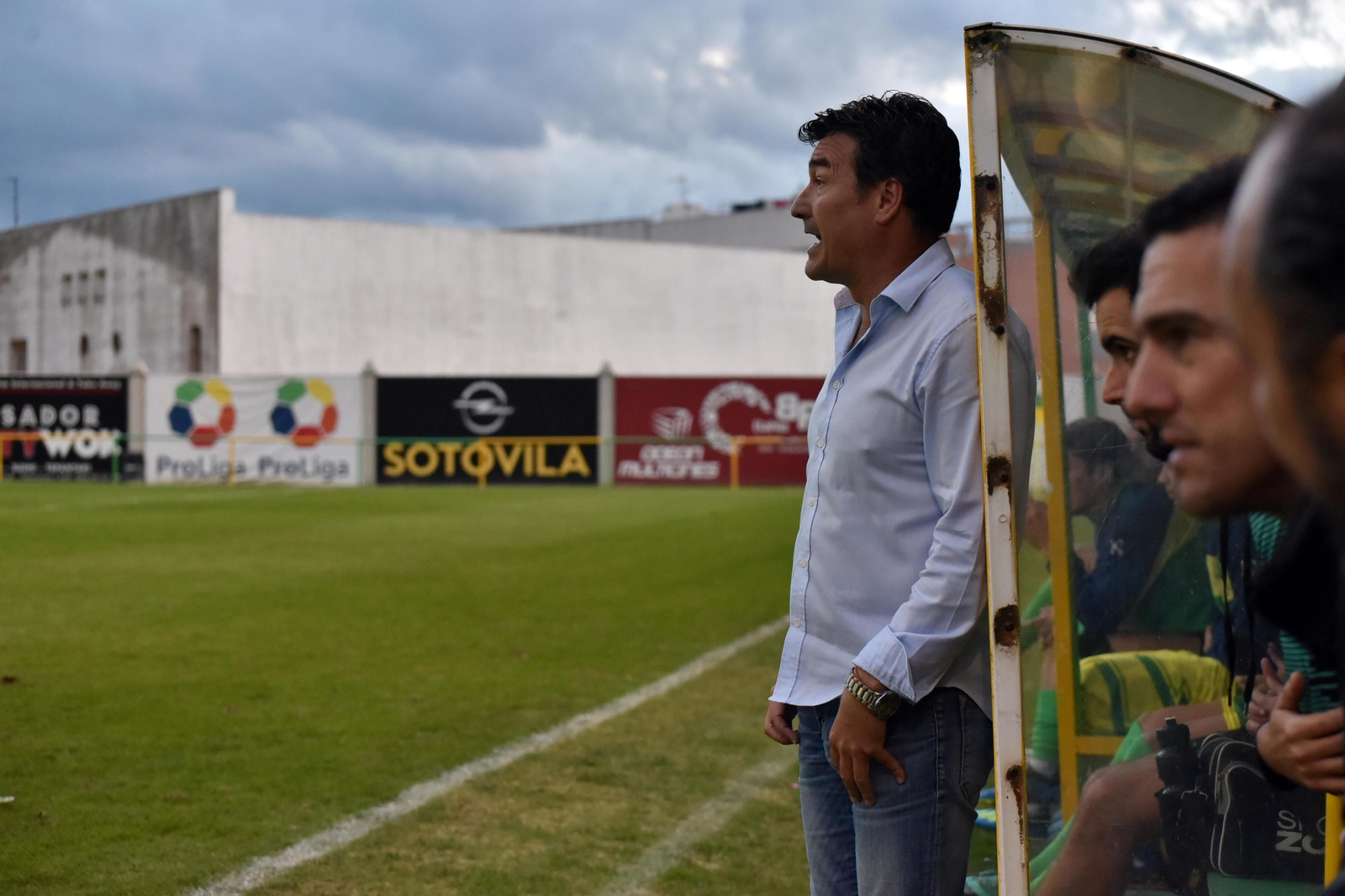 Escobar sigue el juego desde su banquillo