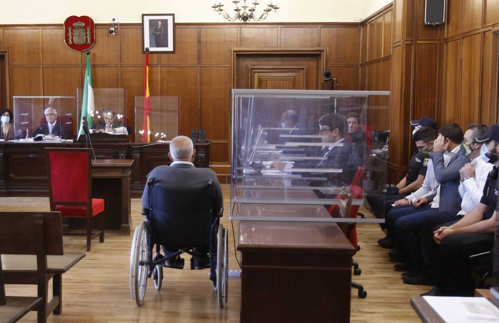 Los cuatro acusados, uno de ellos de asesinato, de varios delitos durante una reyerta en Écija