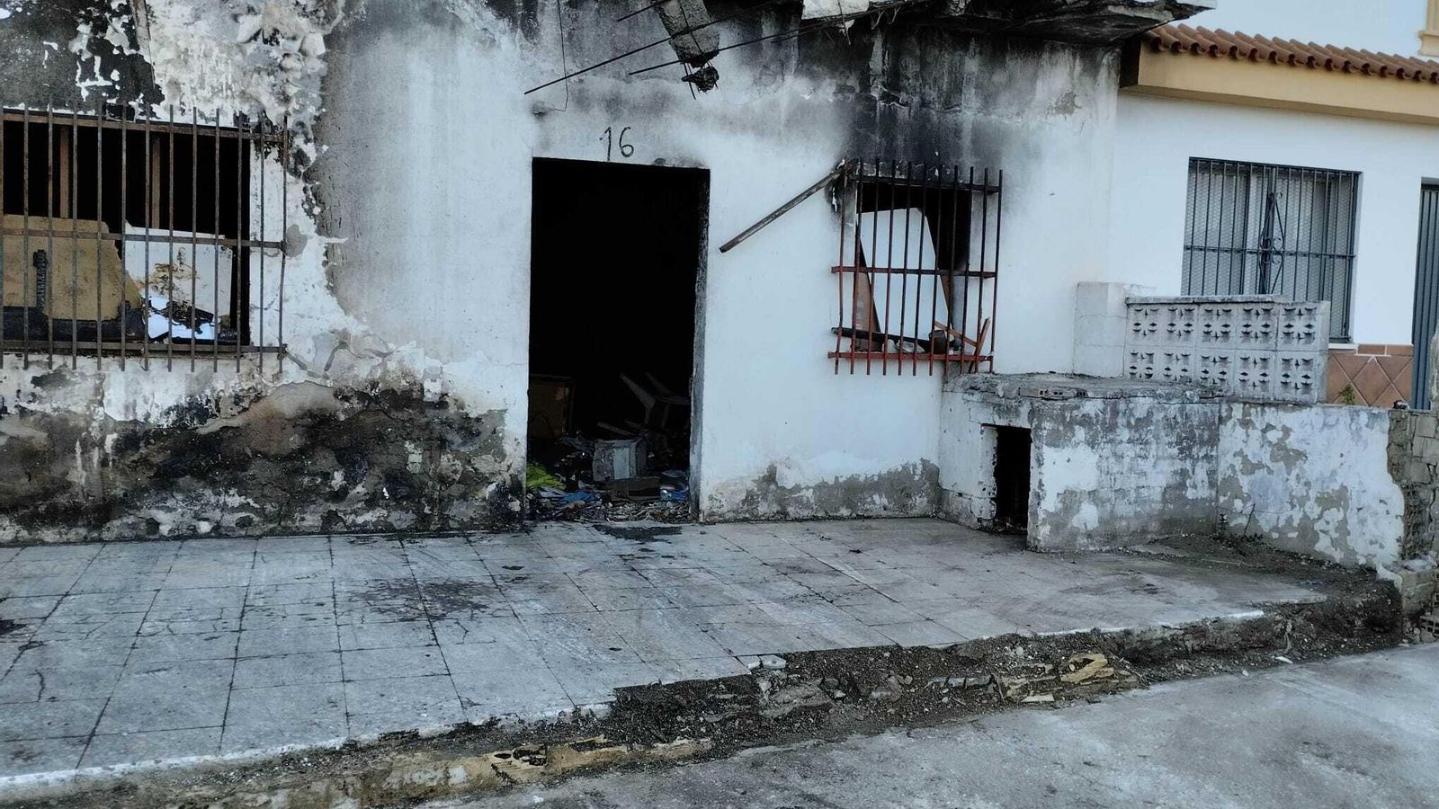 Todo el exterior ha sido ya limpiado por los operarios municipales.