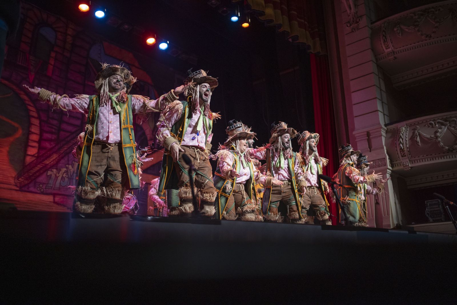 Imágenes de la actuación de la comparsa de Punta Umbría 'Los desataos' en el Carnaval Colombino