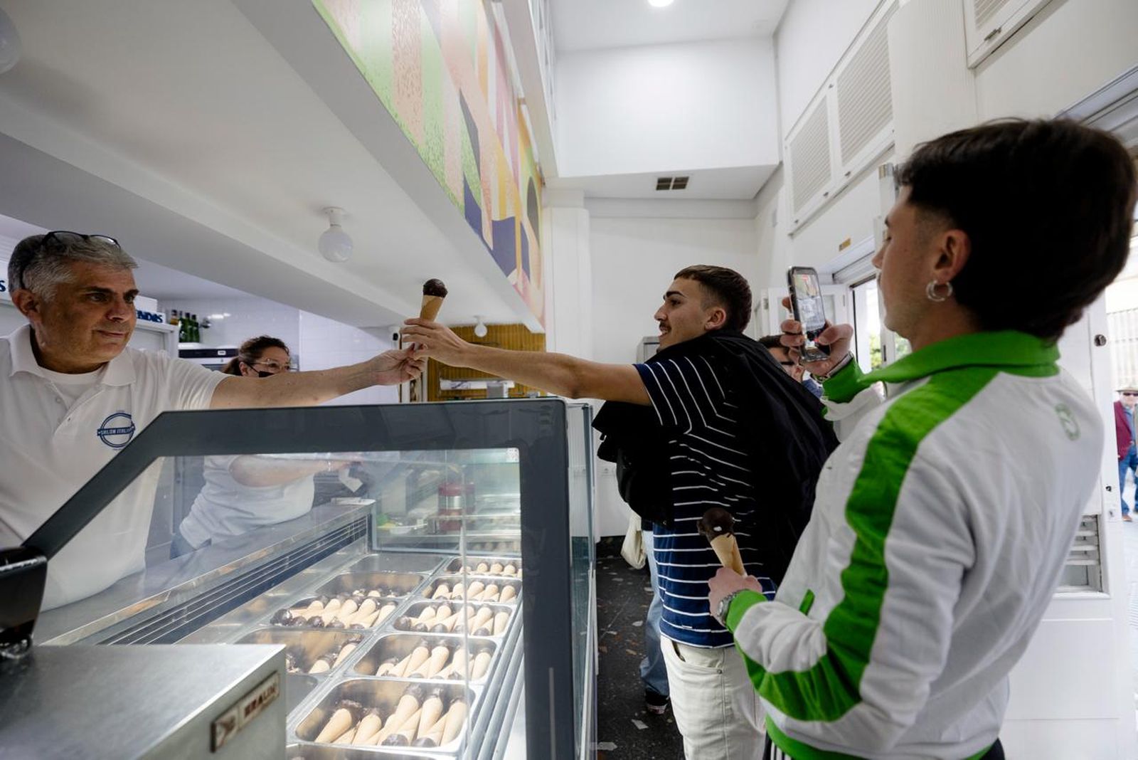 Un cliente recibe un topolino en Los Italianos.