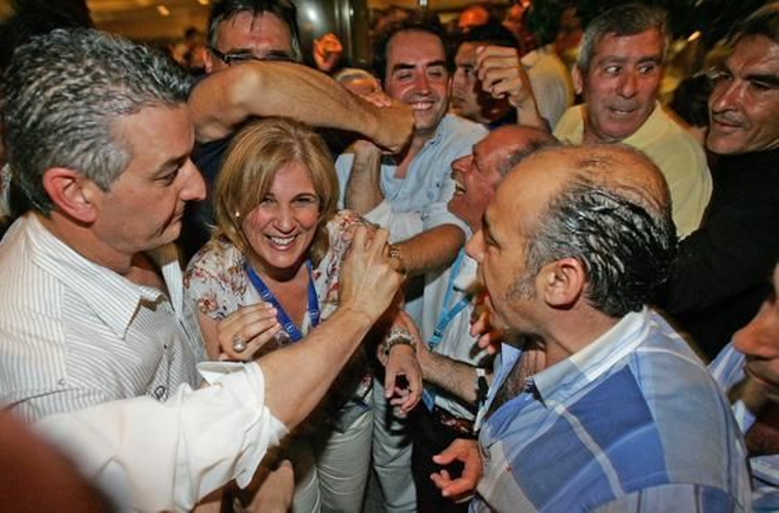 Pelayo es felicitada por un sinfín de militantes y simpatizantes, ayer tras conocerse los resultados electorales.

Foto: Pascual
