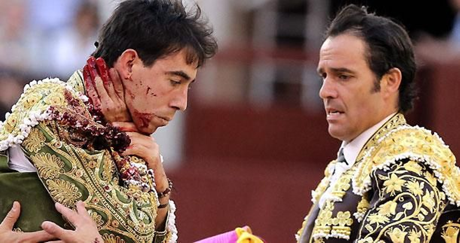 Fortes, terrorífica cornada en el cuello