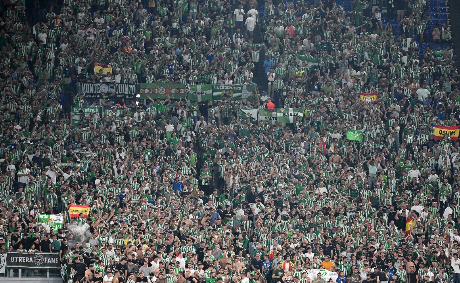 Aficionados béticos en el desplazamiento a Roma en el Estadio Olímpico.