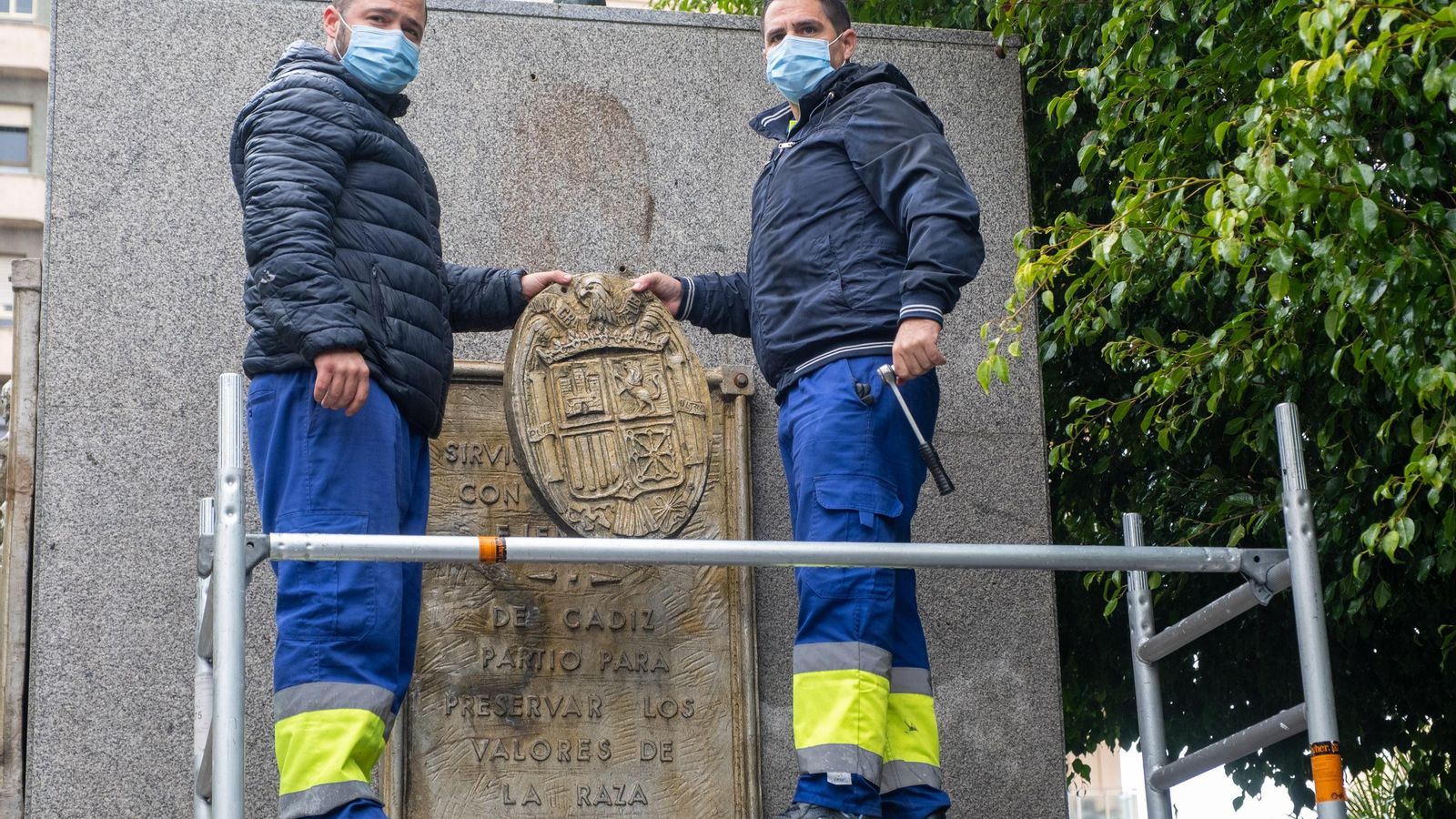 Los trabajadores municipales, con el símbolo franquista en la mano. Los trabajadores municipales, con el símbolo franquista en la mano.
