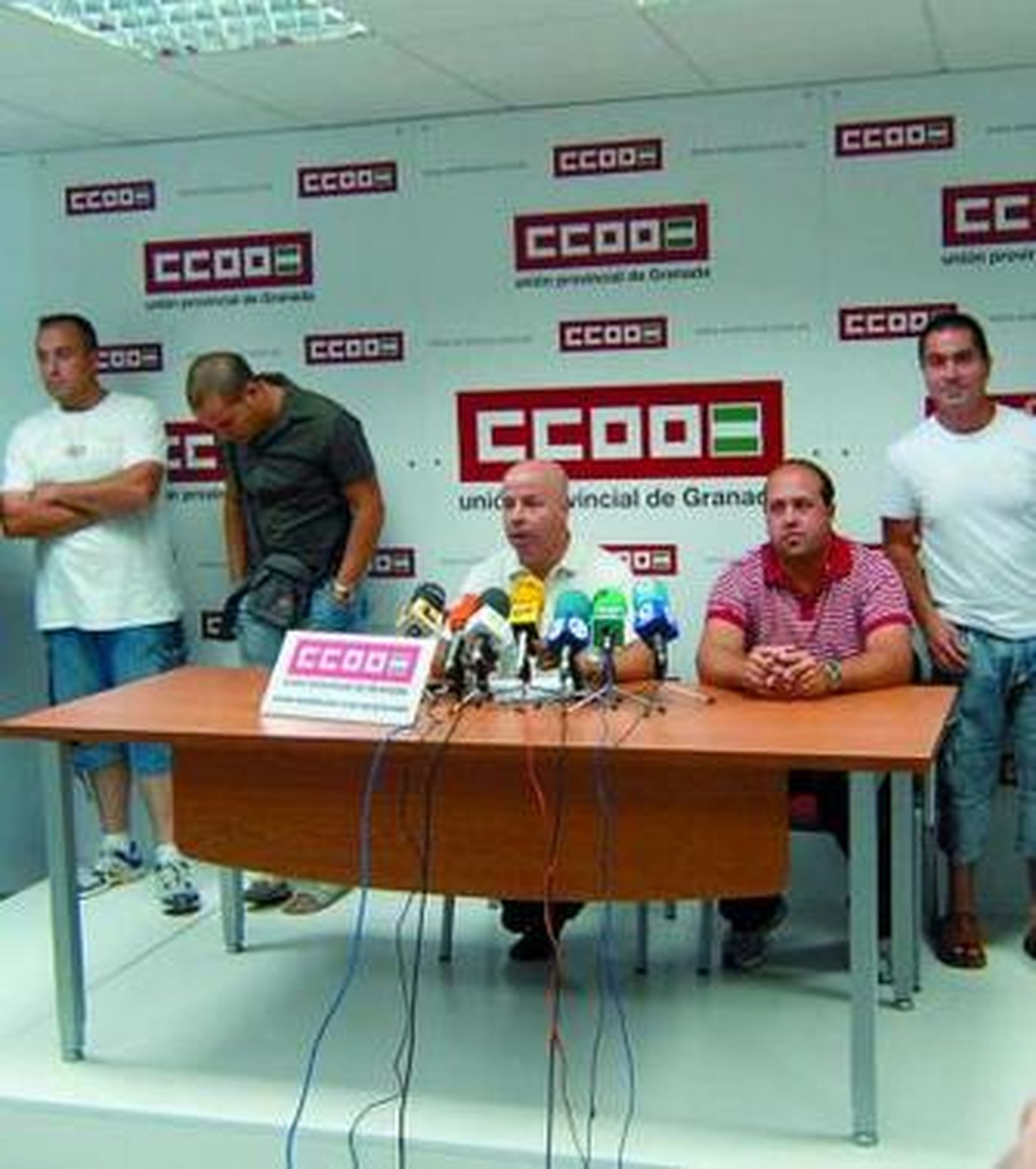Parte de los despedidos de Otecar asistieron a la rueda de prensa.