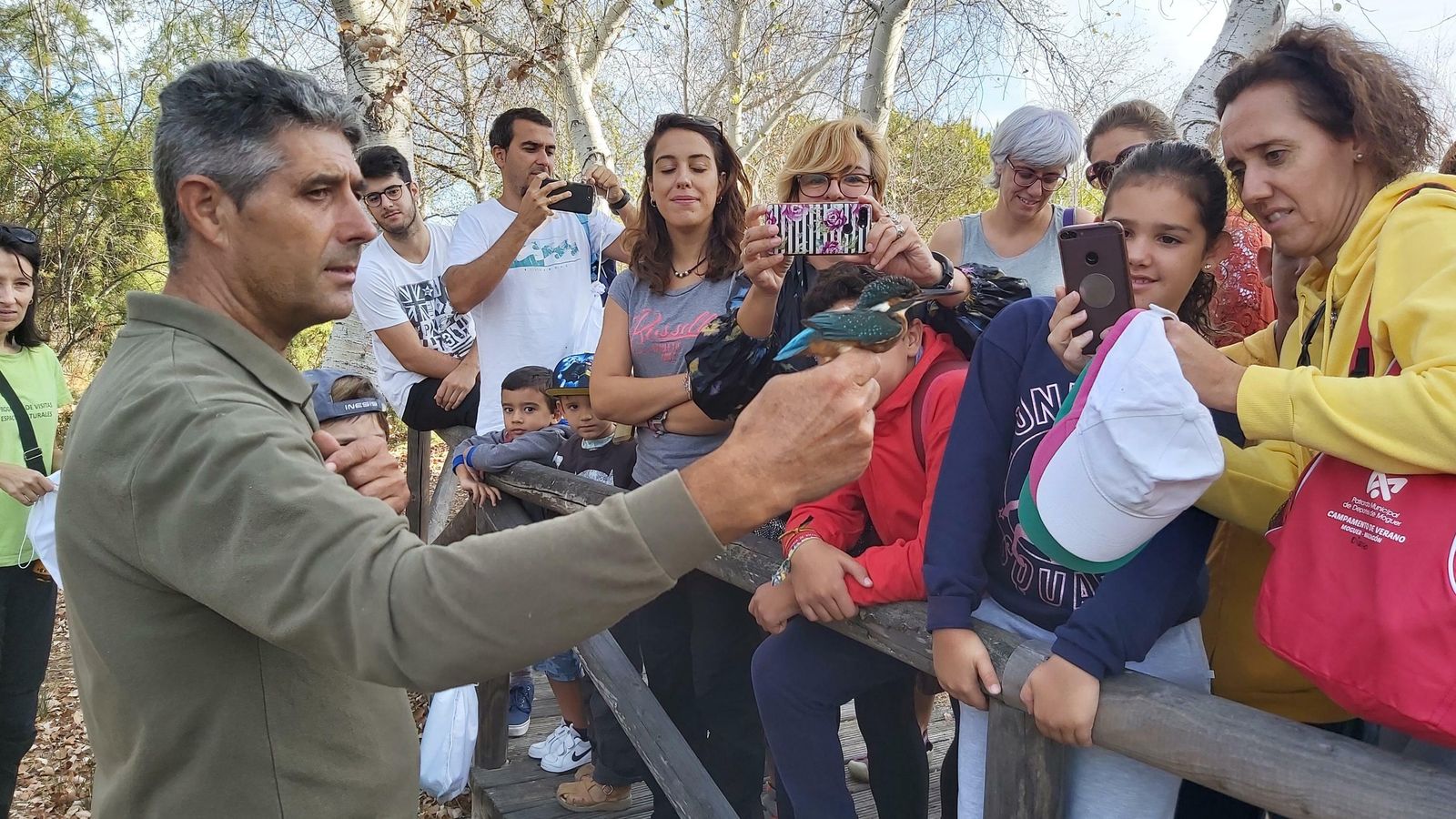 Los visitantes observan de cerca las aves.